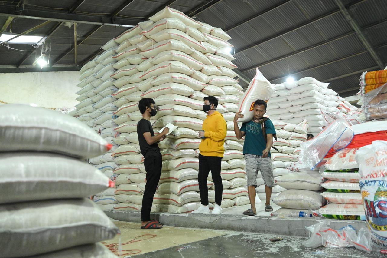 Dimas Mairyan, pemilik brand feseyn Heymale dan heylocal menyiapkan donasi 10 ton beras