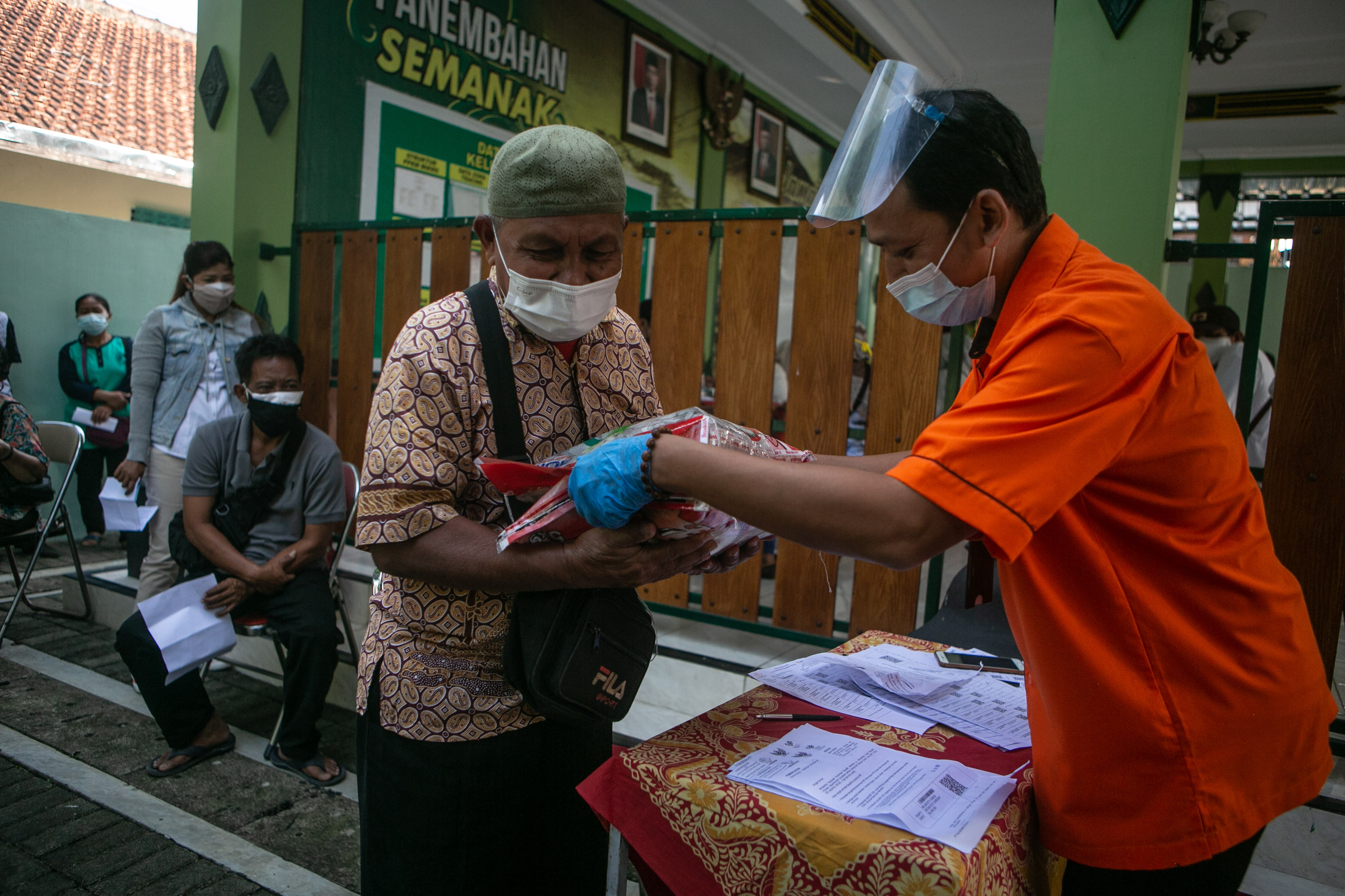 Penyaluran BST dan beras di Yogyakarta
