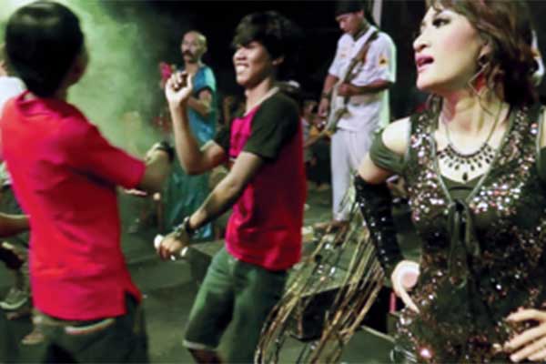 Ismail Fahmi Lubis mendokumentasikan musik tarling di Indramayu, dalam film Tarling is Darling. 