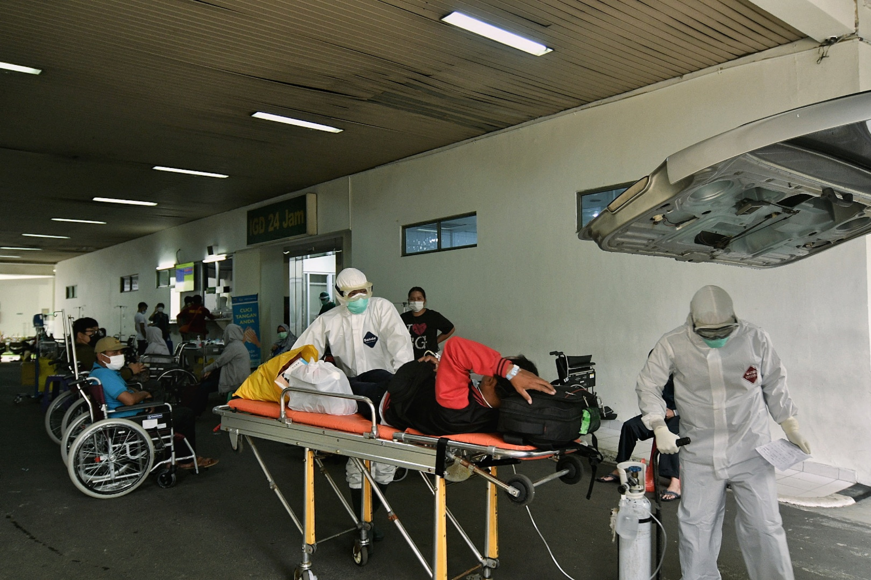 Pasien Covid-19 dibawa petugas medis di Rumah Sakit Umum Daerah (RSUD) Cengkareng, Jakarta Barat.