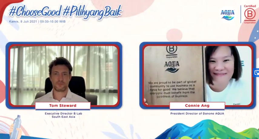 Tom Steward, Direktur Executive B Lab Asia Tenggara (kiri) dan Connie Ang, Presiden Direktur Danone, saat acara pemberian penghargaan.