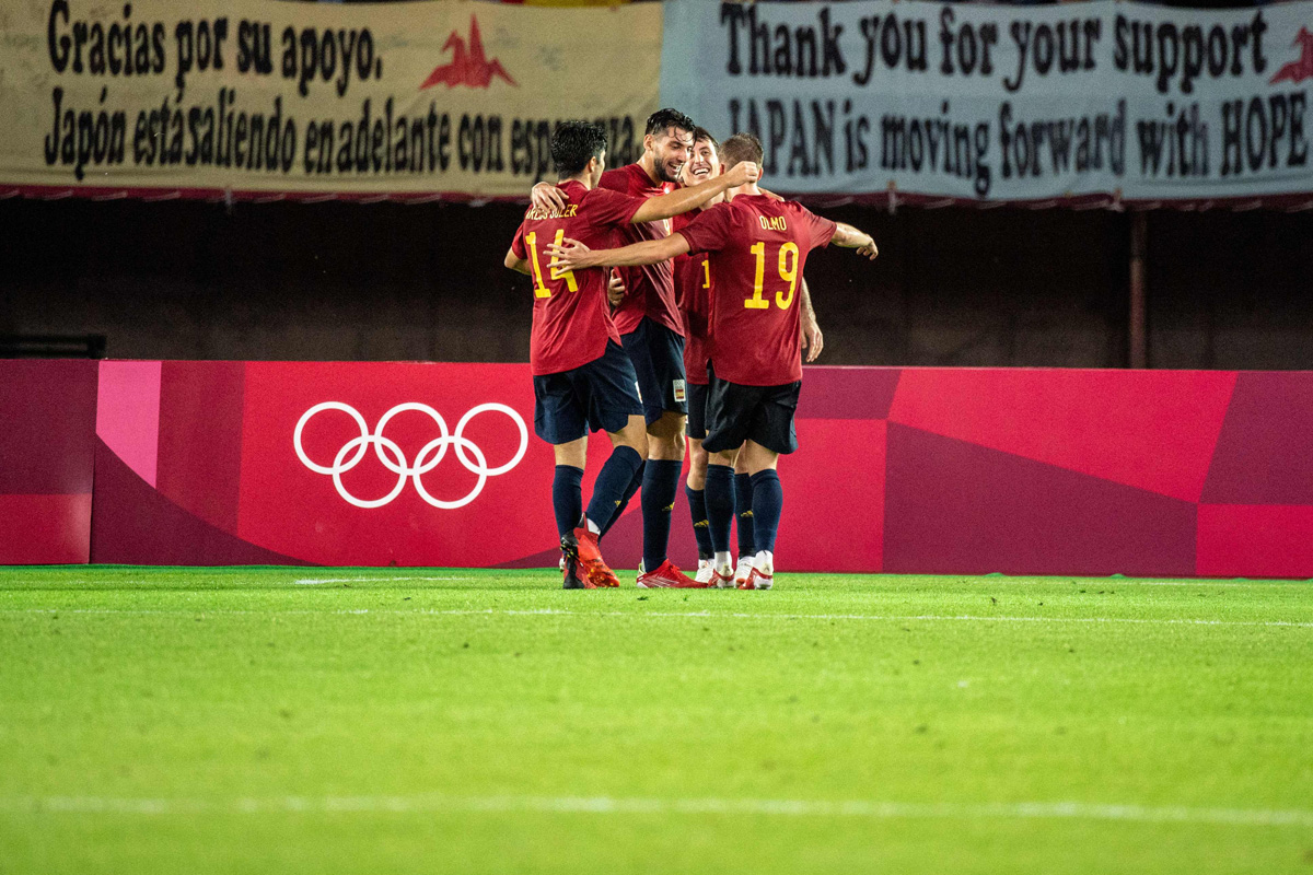 Pemain Spanyol merayakan kemenangan 5-2 atas Pantasi Gading di perempat final sepak bola putra Olimpiade Tokyo 2020, Sabtu (31/7). 