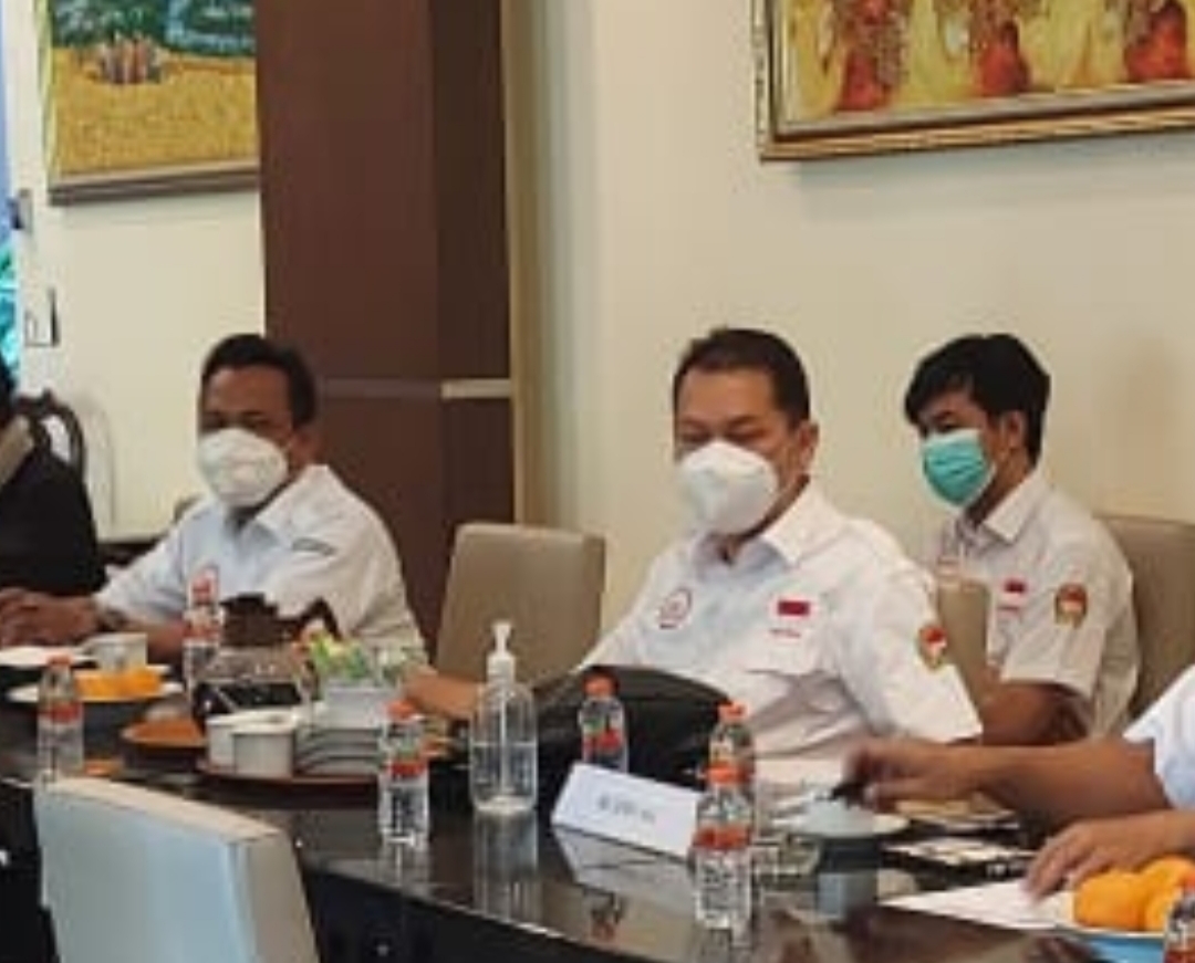 Ketua Umum DPP LPKAN Indonesia, R. Mohammad Ali (tengah), saat menggelar rapat.  