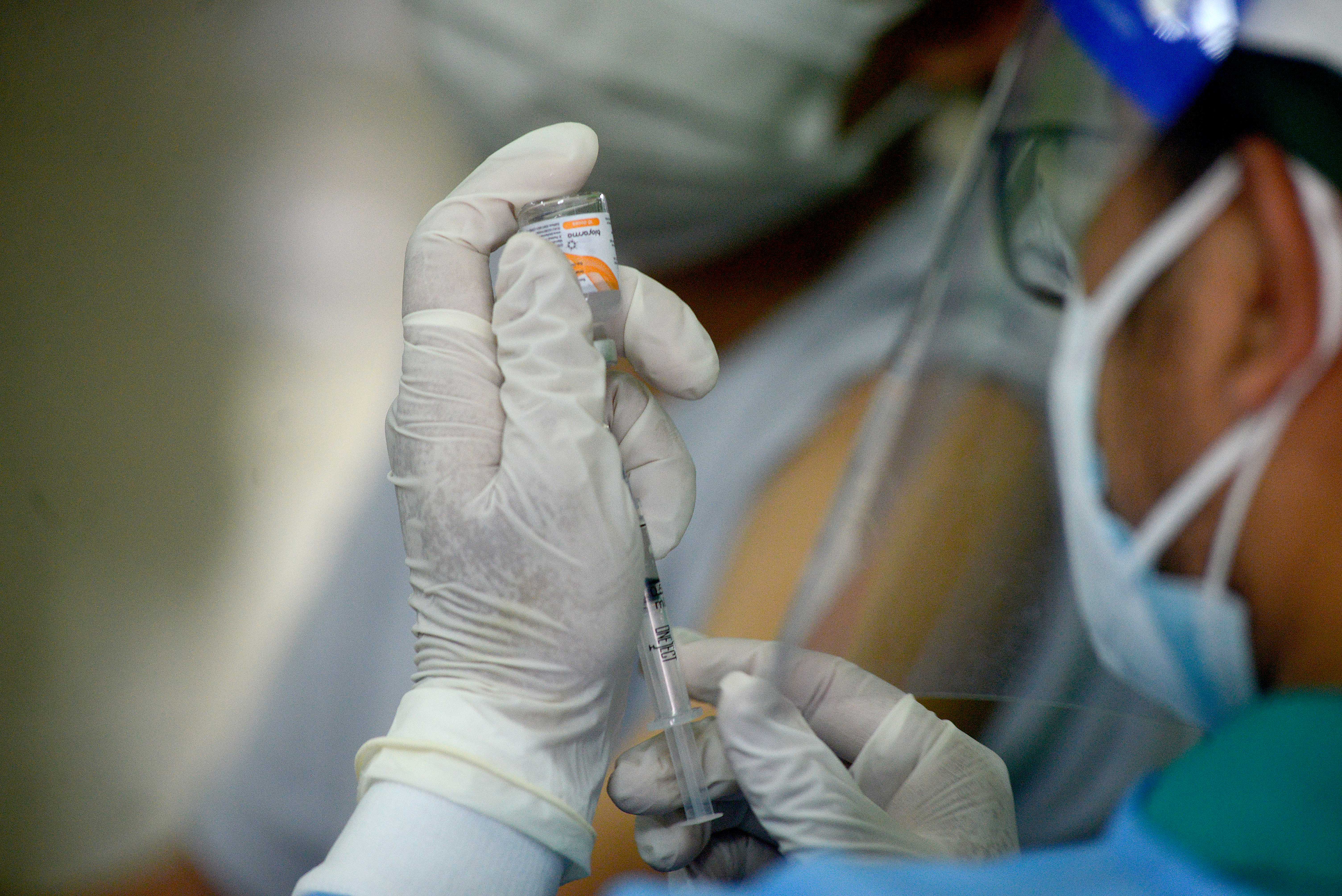 Pedagang Pasar Antusias Ikut Vaksinasi Keliling NasDem