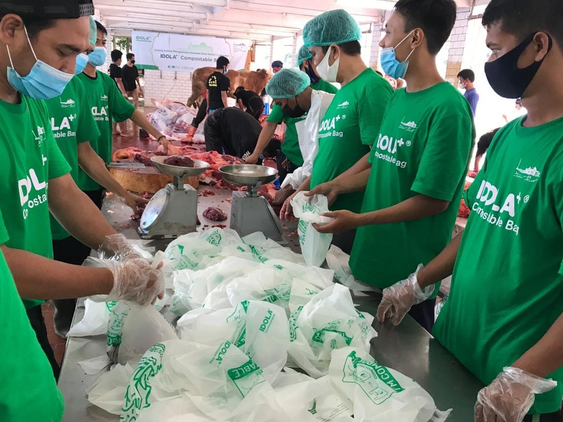Penggunaan kantong plastik ramah lingkungan untuk daging kurban.