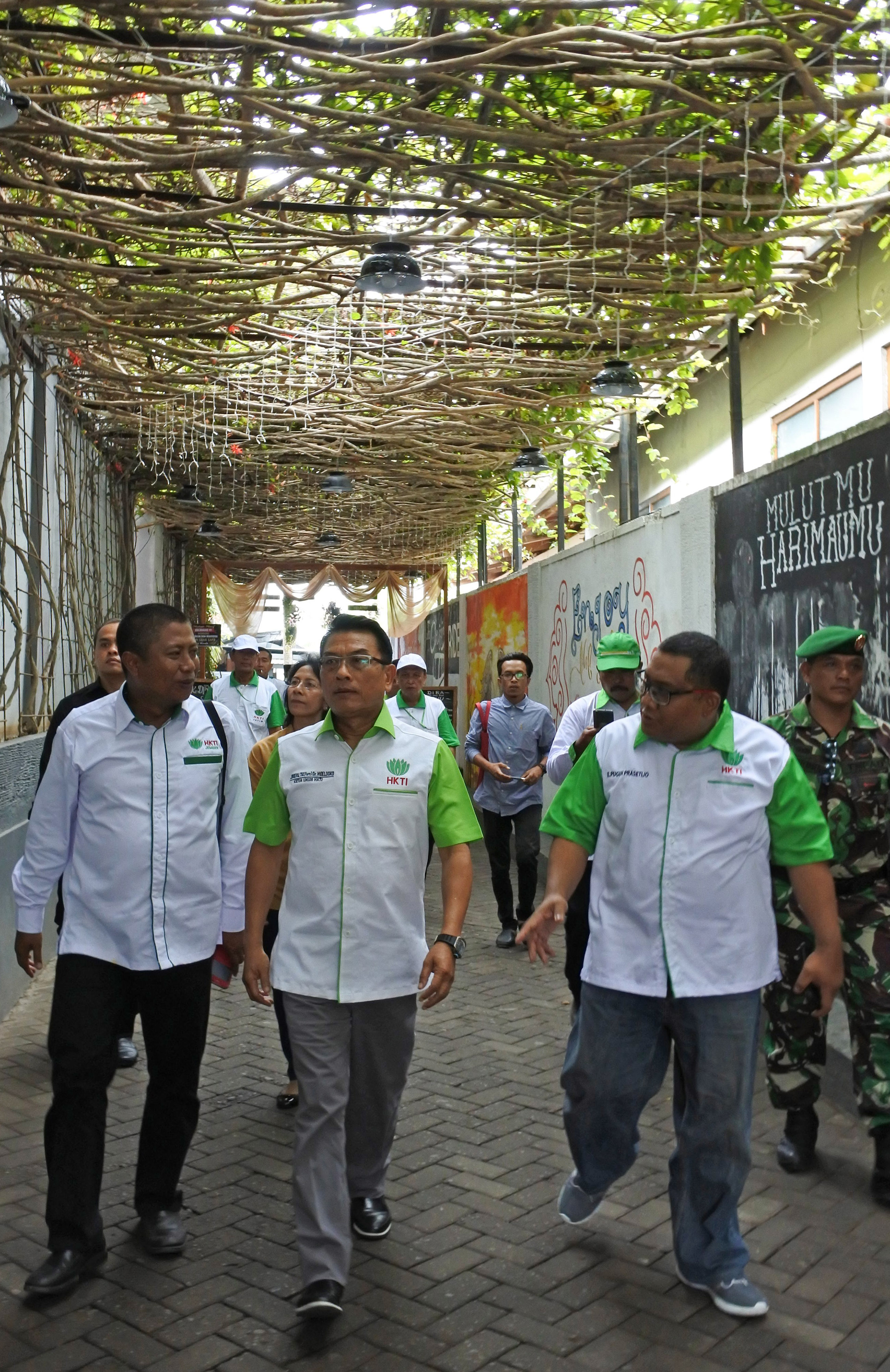   Ketua Himpunan Kerukunan Tani Indonesia (HKTI) Moeldoko (tengah), saat menghadiri sebuah acara di Jember, Jawa Timur.