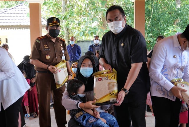 Rachmat Gobel bersama Perum Bulog menyerahkan bantuan beras bervitamin untuk pencegahan stunting bagi masyarakat Provinsi Gorontalo. 