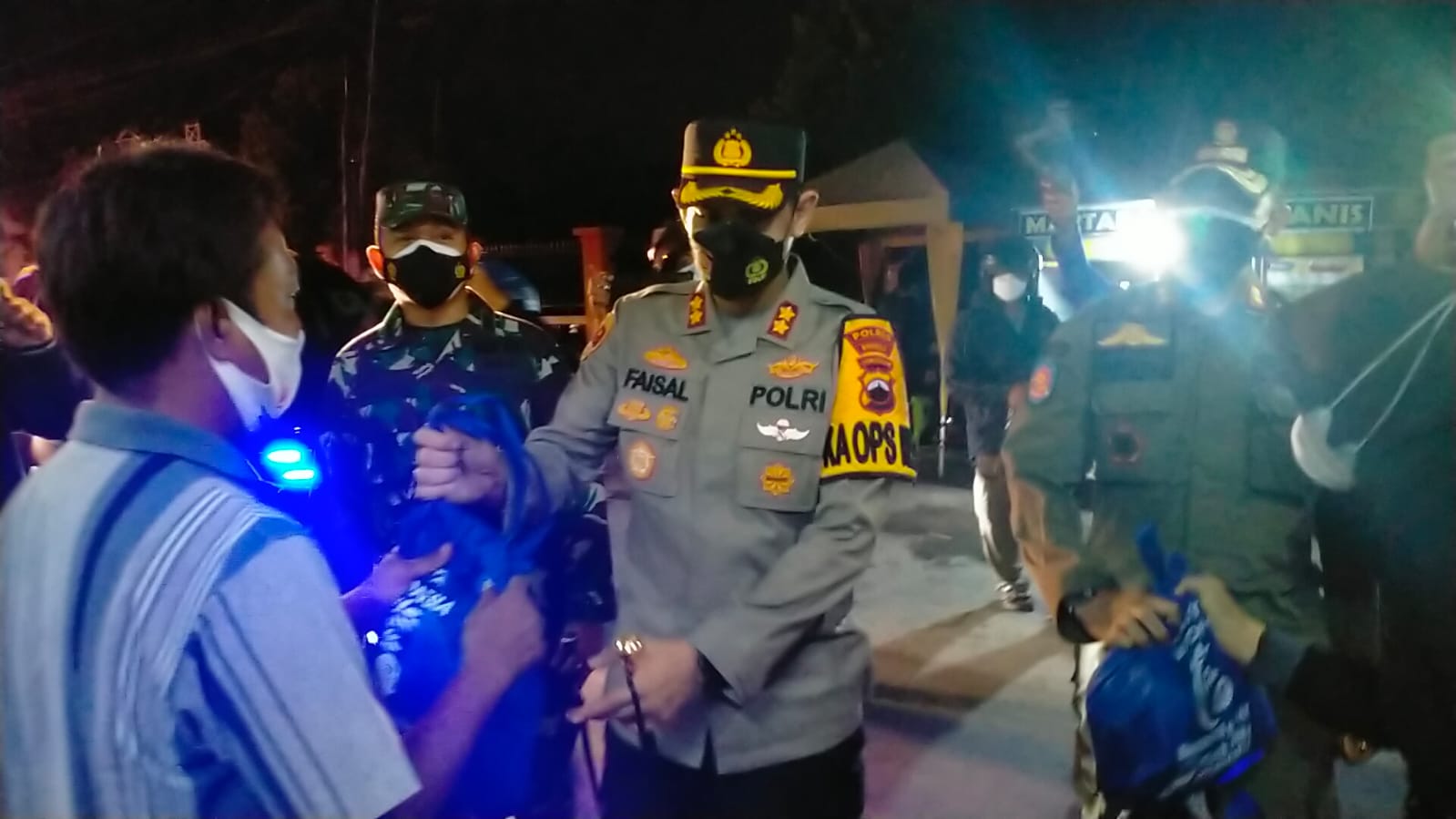  Kapolres Brebes AKBP Faisal Febrianto menyerahkan sembako kepada seorang Pedagang Kaki Lima (PKL).