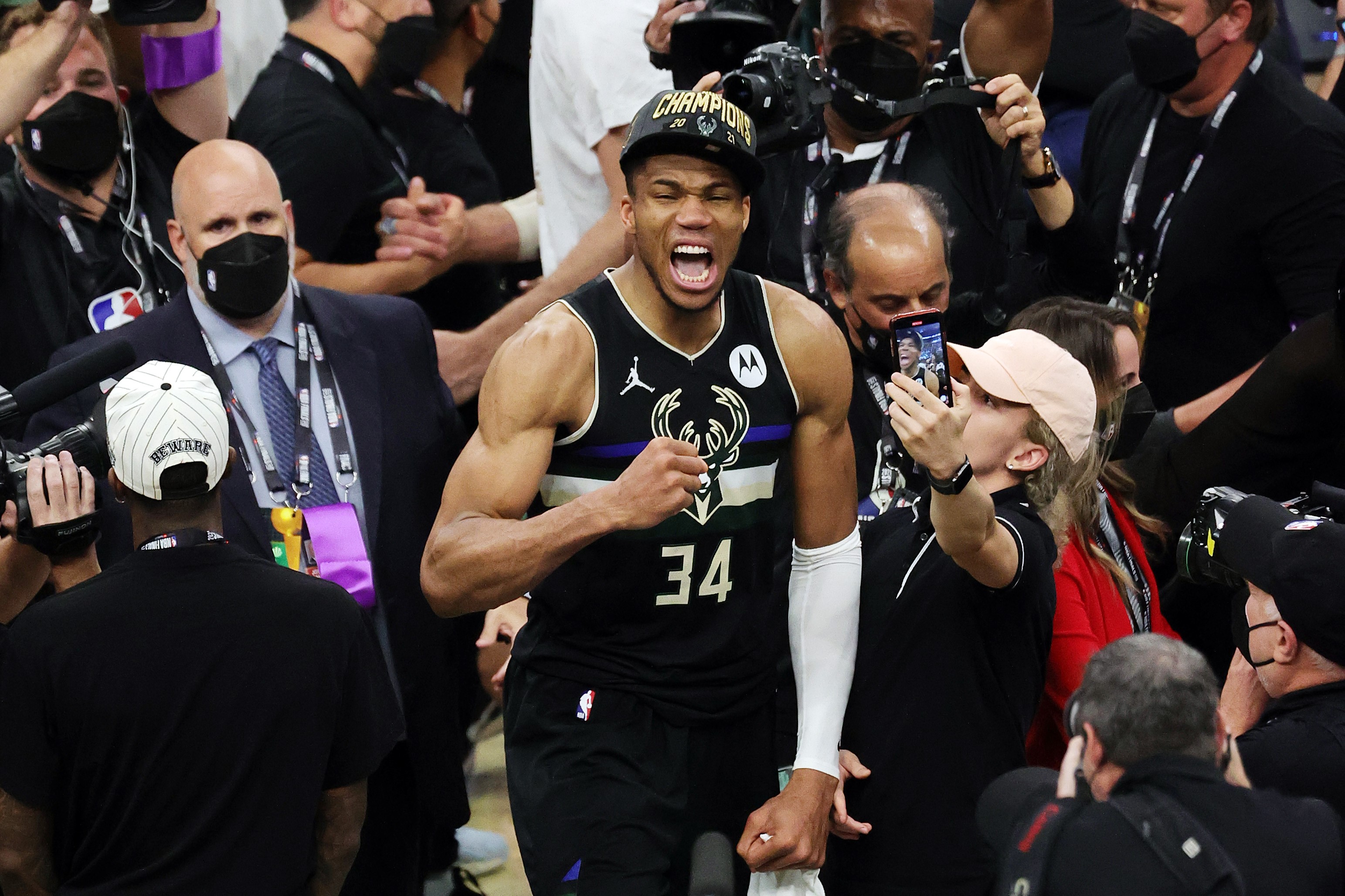 Forward Milwaukee Bucks merayakan keberhasilannya menjadi juara NBA.