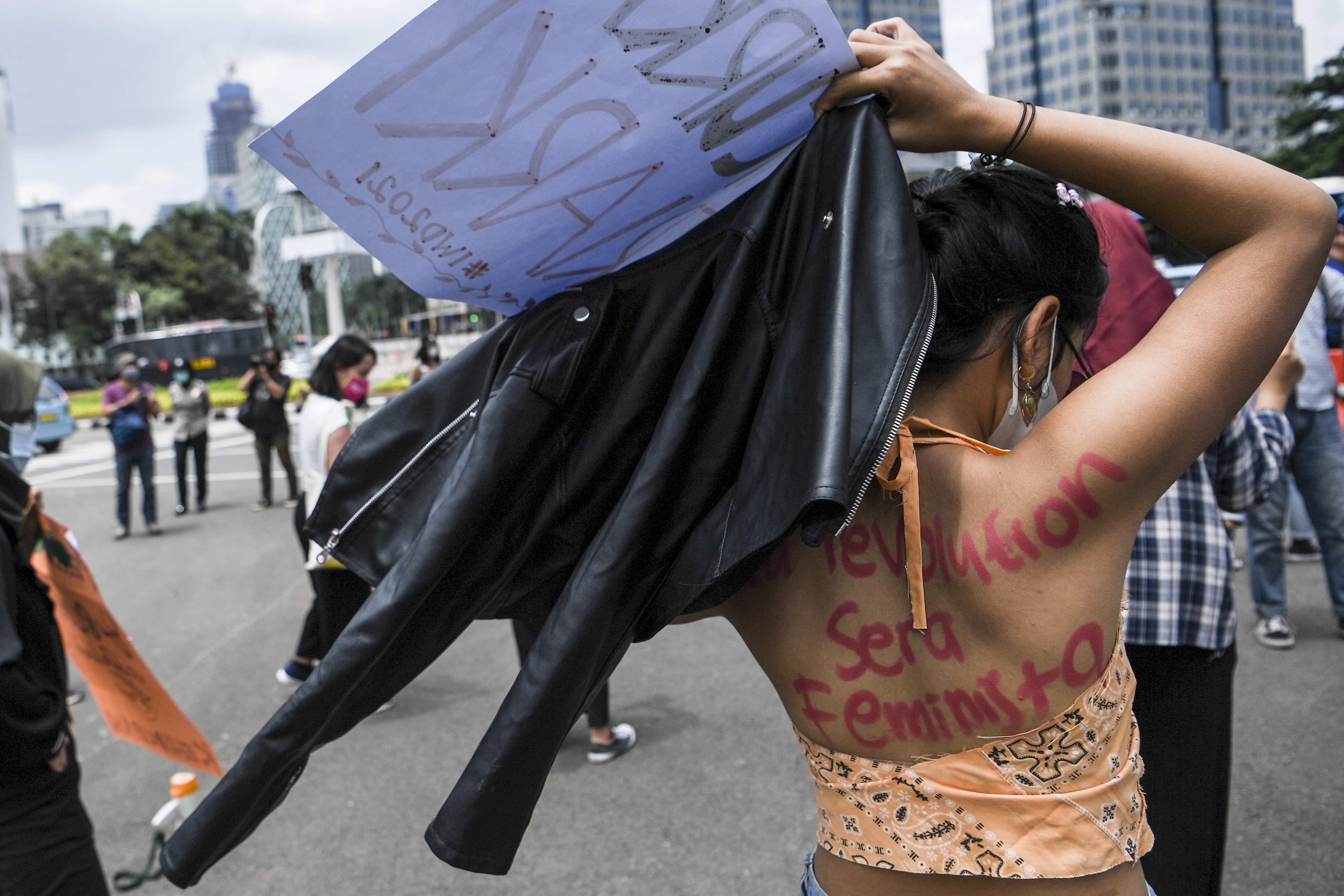 Sejumlah perempuan berunjuk rasa memperingati Hari Perempuan Internasional di Patung Kuda Arjuna Wiwaha, Jakarta, Senin (8/3/2021)