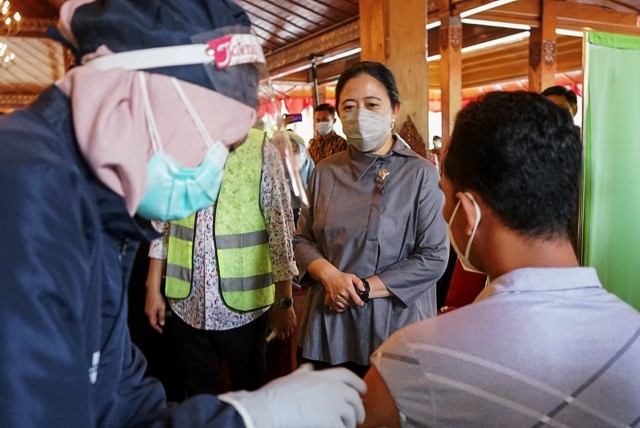 Ketua DPR RI Puan Maharani saat meninjau pelaksanaan vaksinasi Covid-19.