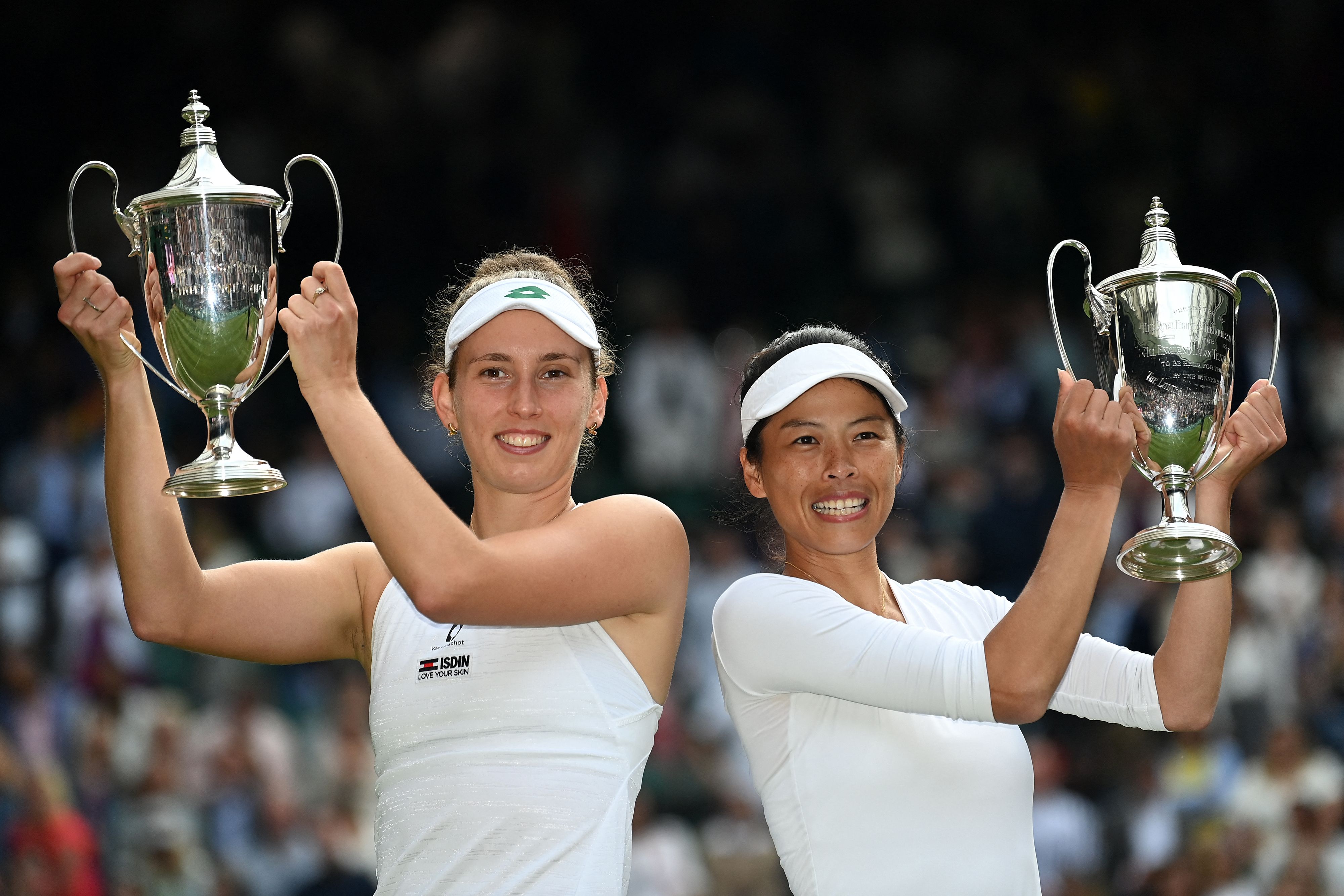 Petenis Taiwan Hsieh Su-wei (kanan) berpasangan dengan petenis Belgia Elise Mertens menjadi juara ganda putri Wimbledon.