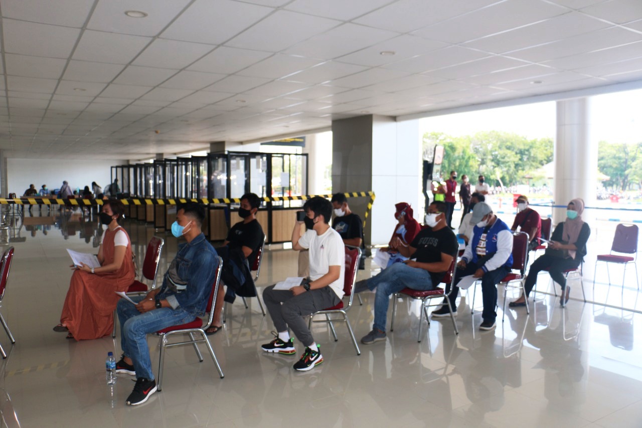 Antrian layanan vaksin di Bandara Juanda.