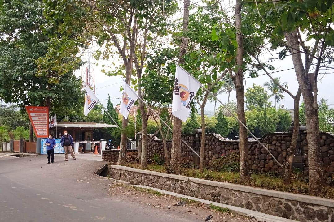 Hotel di Garut memasang bendera putih beremoticon menangis.