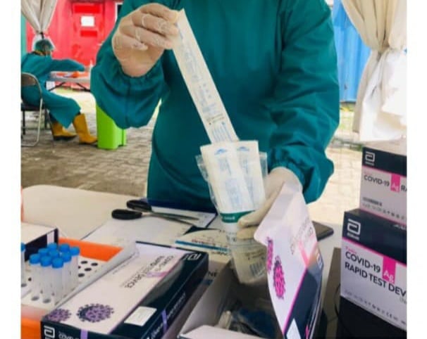 Tenaga kesehatan menyiapkan alat test antigen Abbot Panbio