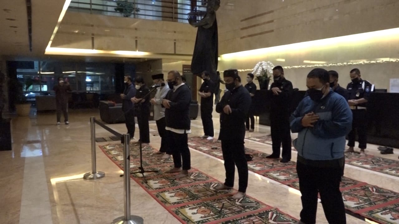 Pimpinan dan Karyawan Media Group  melepas almarhum Mohammad Islam (Deputy Director Technical Support Metro TV)