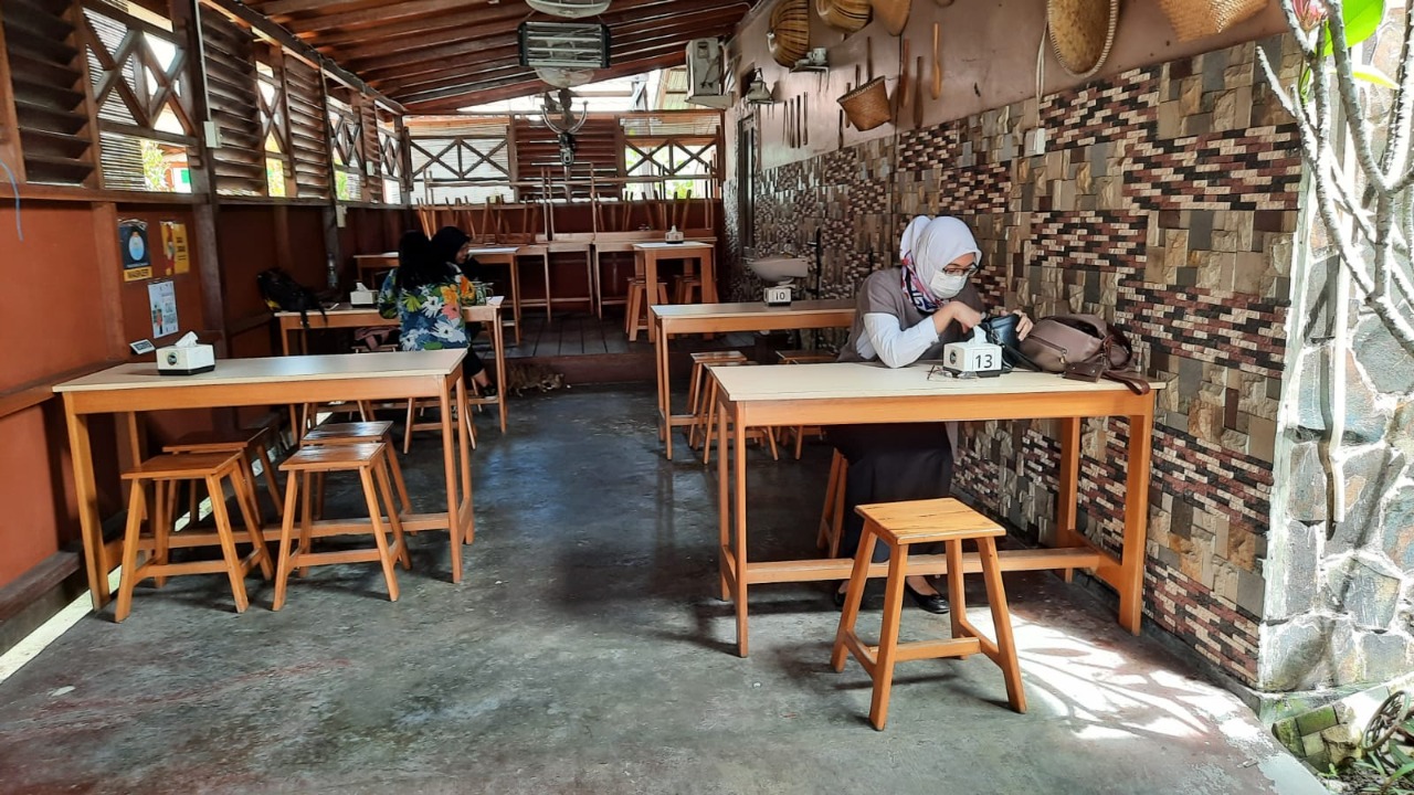 Rumah Makan Memori Daun Pisang menerapkan protokol kesehatan