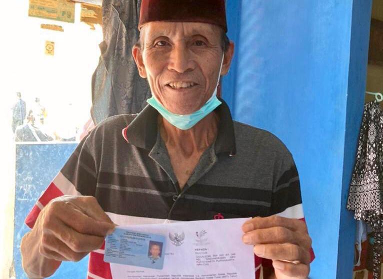 Warga yang menerima bantuan sosial tunai dengan membawa persyaratan.