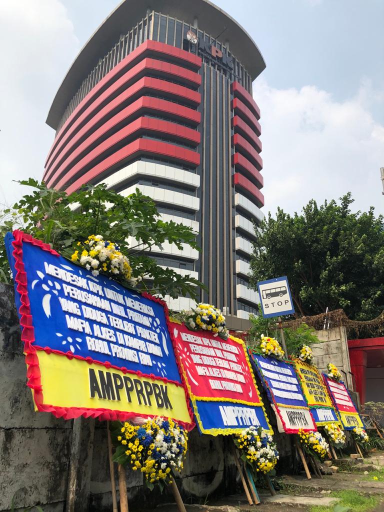 Karangan bunga meminta KPK usut dugaan korupsi alkes
