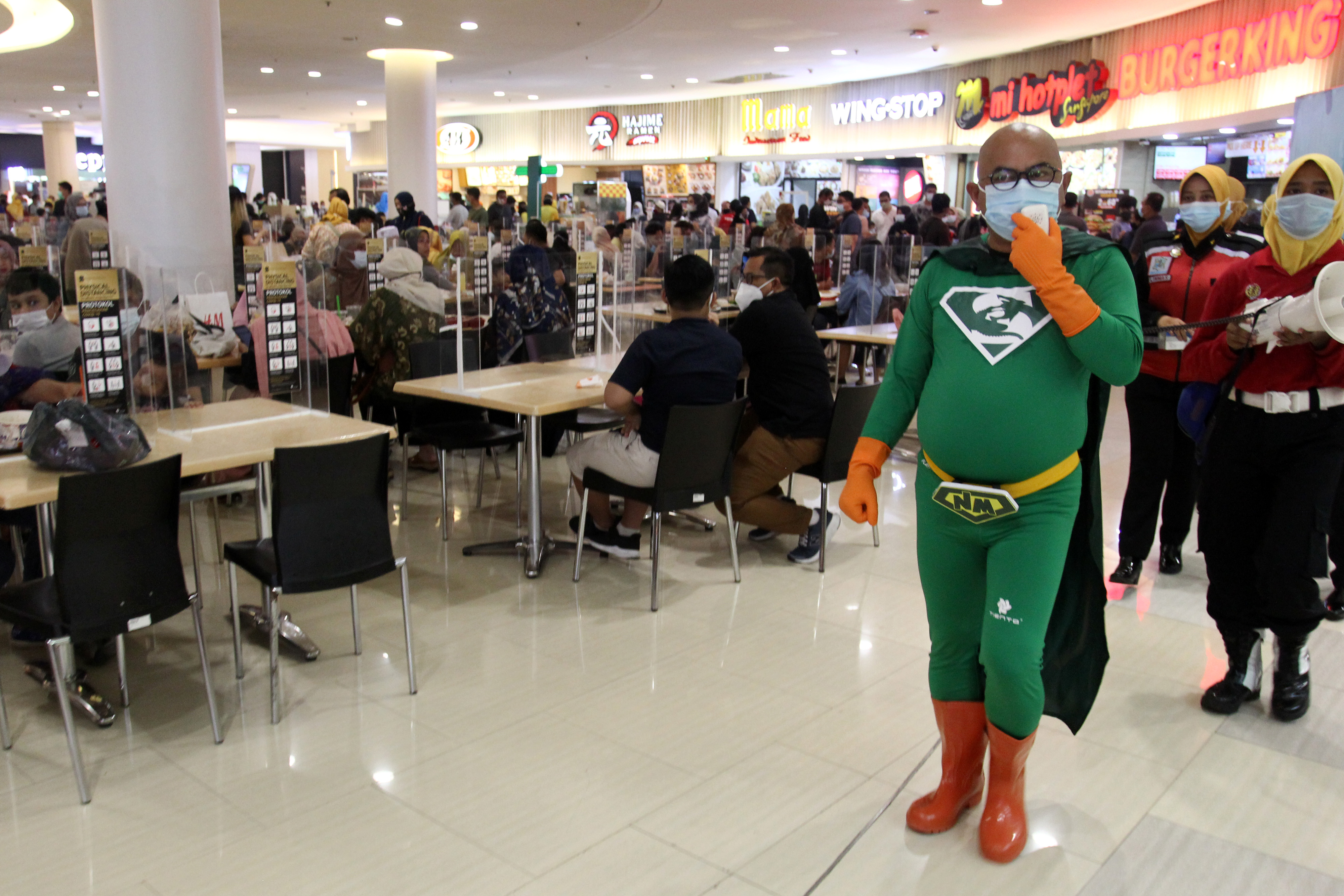 Sosialisasi protokol kesehatan di salah satu pusat perbelanjaan di surabaya, awal tahun 2021.