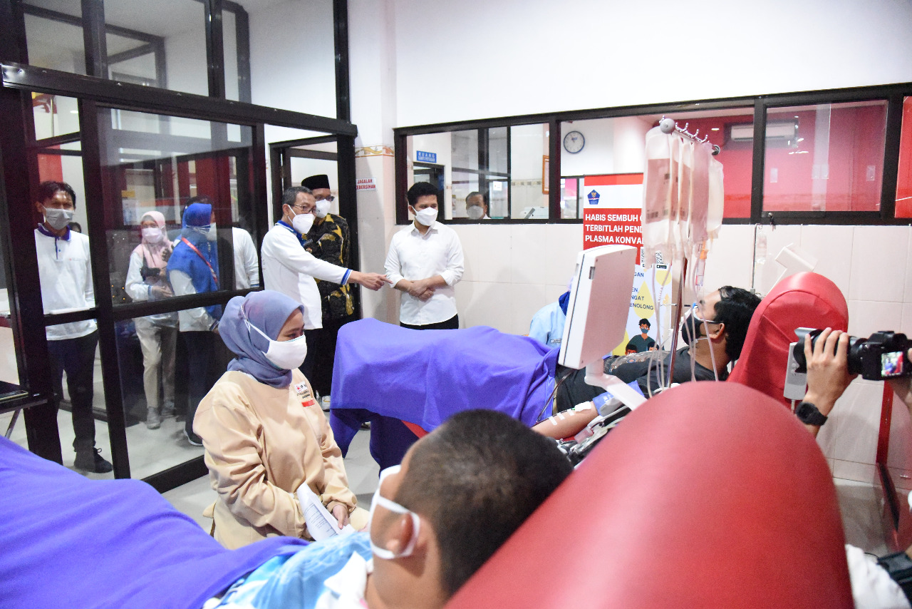 Penyintas Covid-19 melakukan aksi donor plasma konvalesen  di UTD PMI Kabupaten Sidoarjo, Jawa Timur, Minggu (4/7/2021)