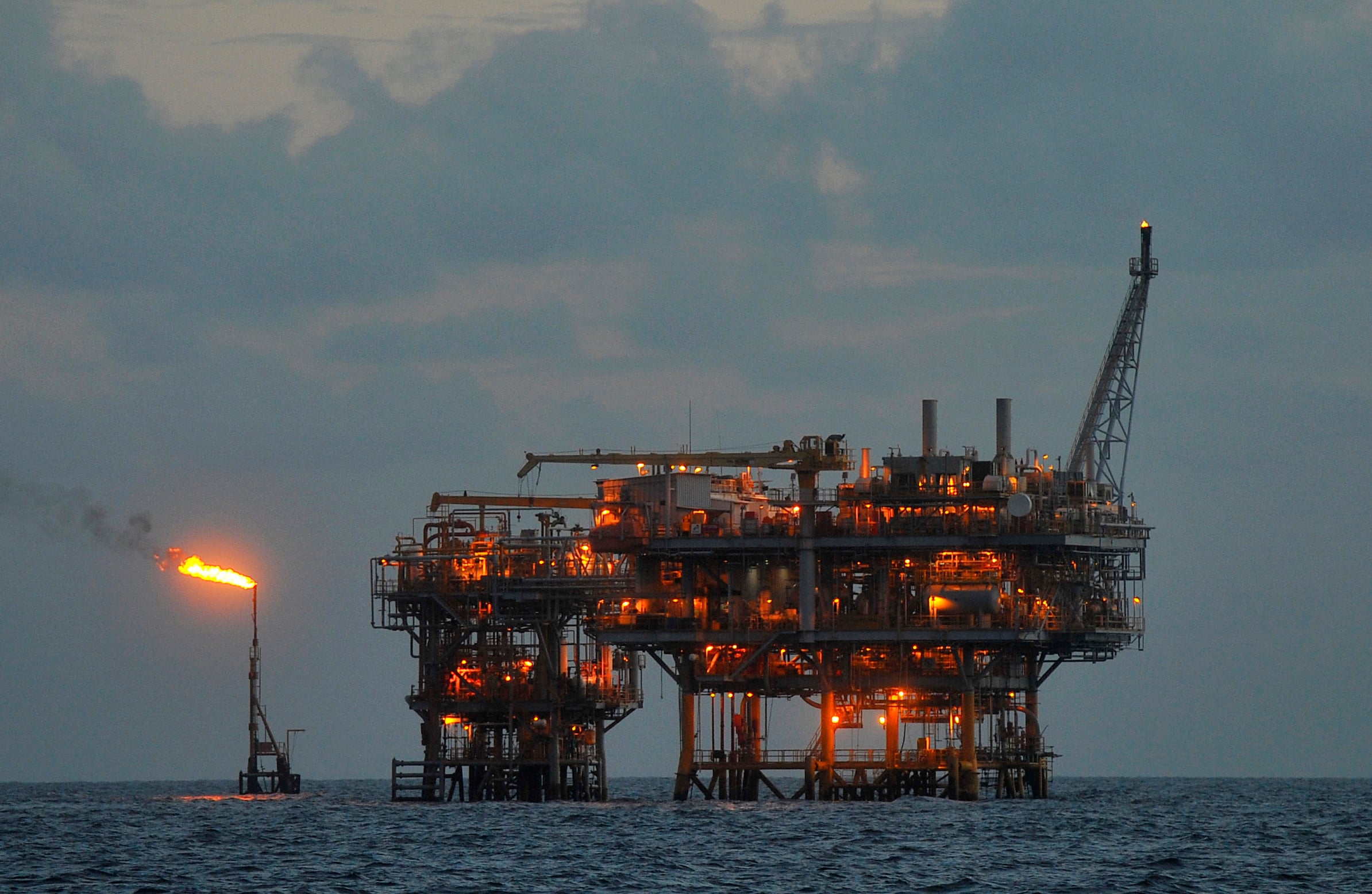 Aktivitas pengolahan minyak milik PT PHE WMO di perairan Madura, Jawa Timur.