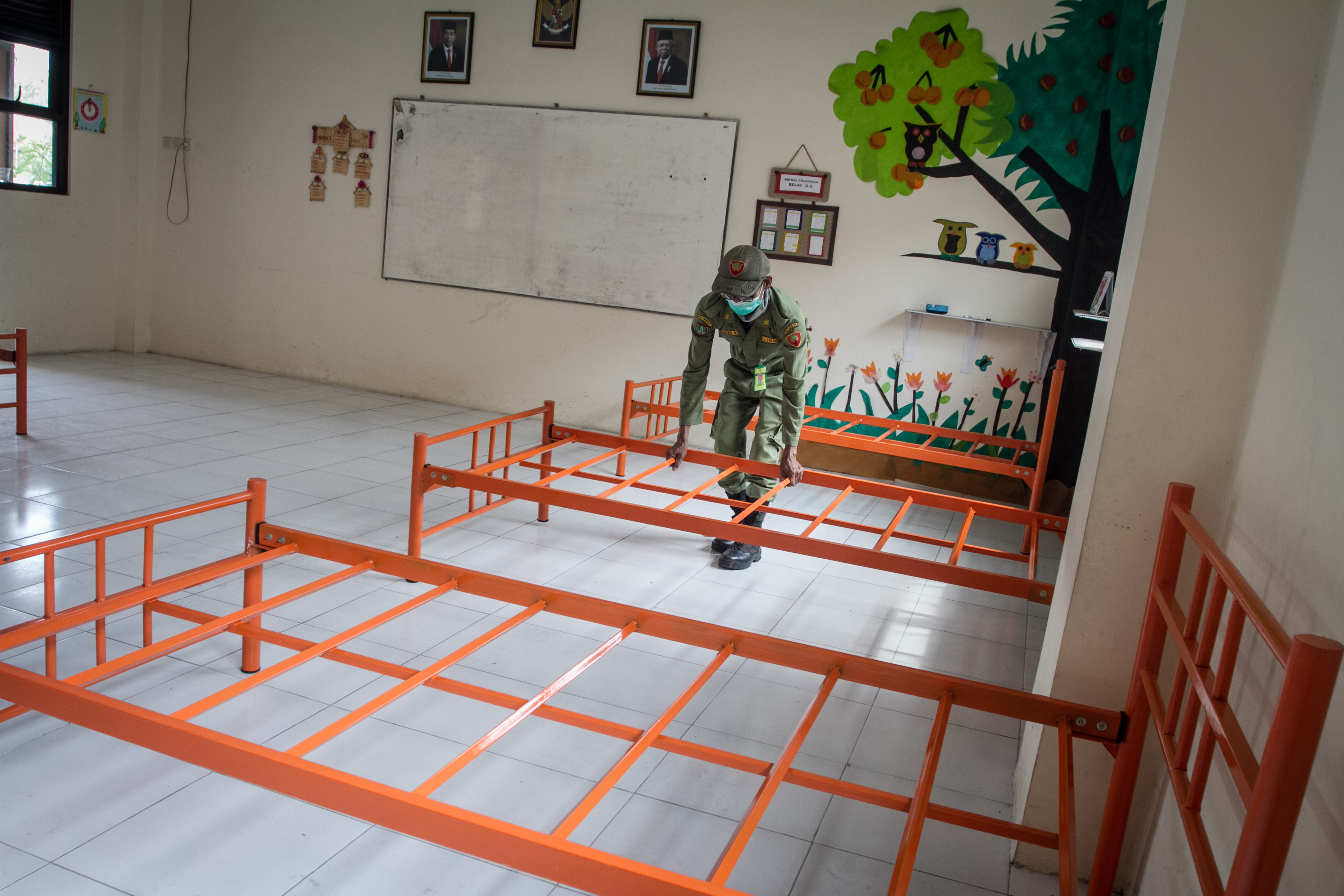 Luhut Minta Aparat Bujuk Pasien Covid-19 Lansia ke Isolasi Terpusat