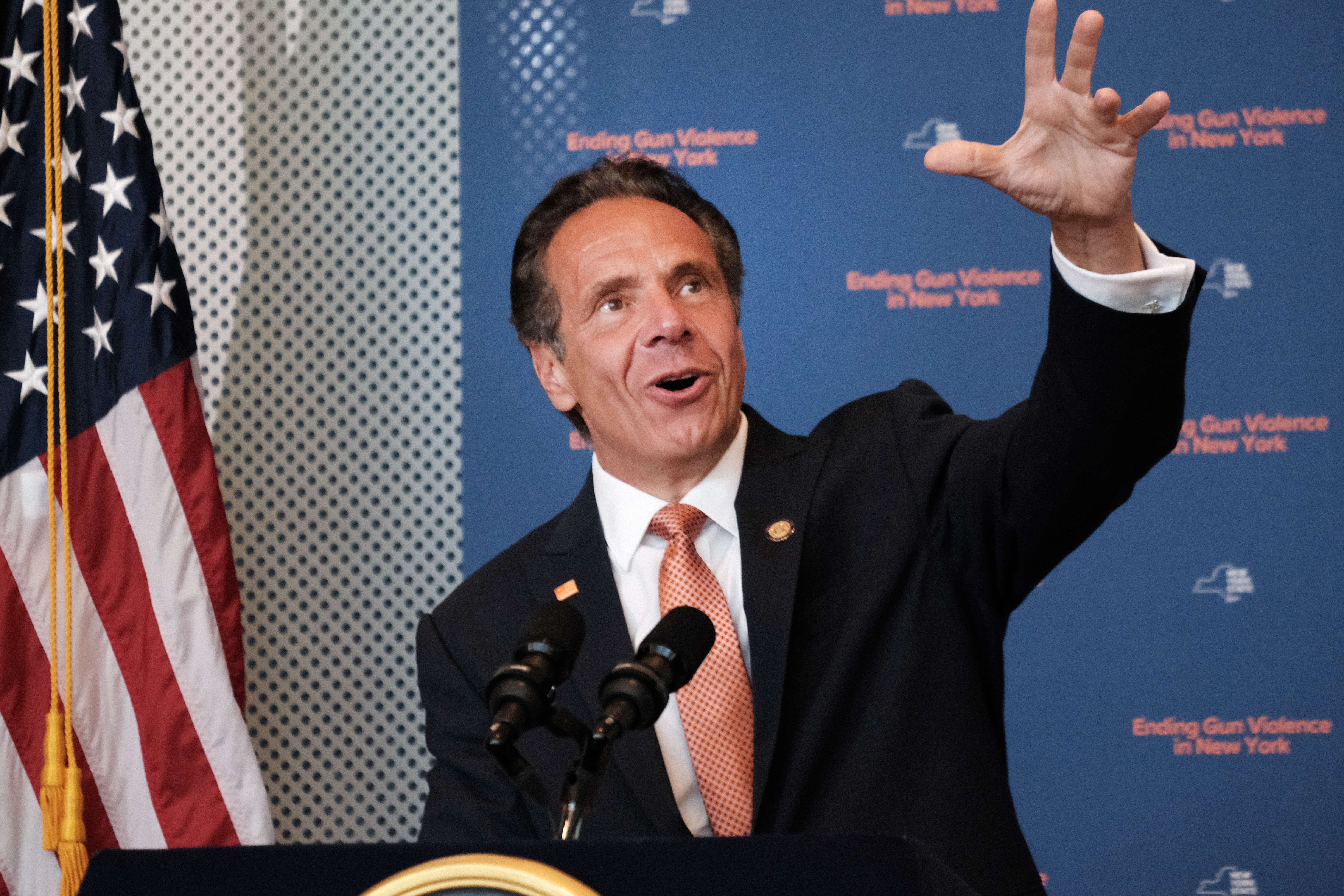  Gubernur New York Andrew Cuomo membuat regulasi untuk menghentikan kekerasan terkait kepemilikan senjata.