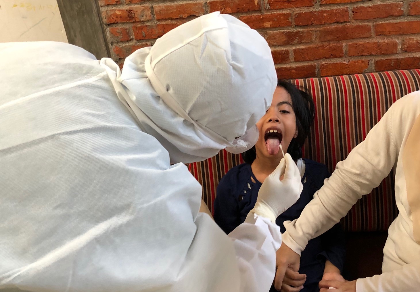 Petugas medis memberikan pelayanan mendatangi rumah warga untuk melakukan tes PCR Covid-19