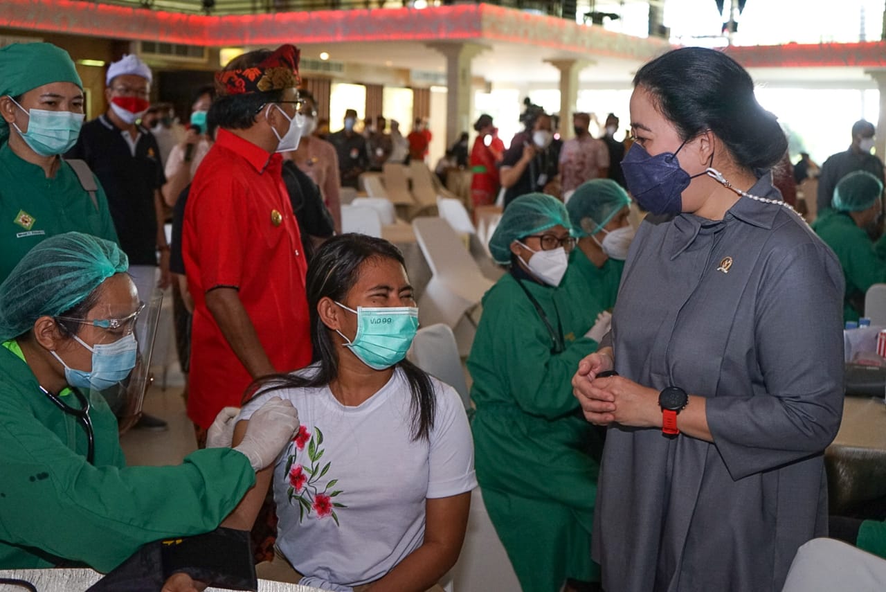 Ketua DPR RI Dr (HC) Puan Maharani (kanan).