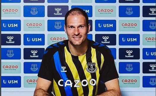 Penjaga gawang Everton Asmir Begovic