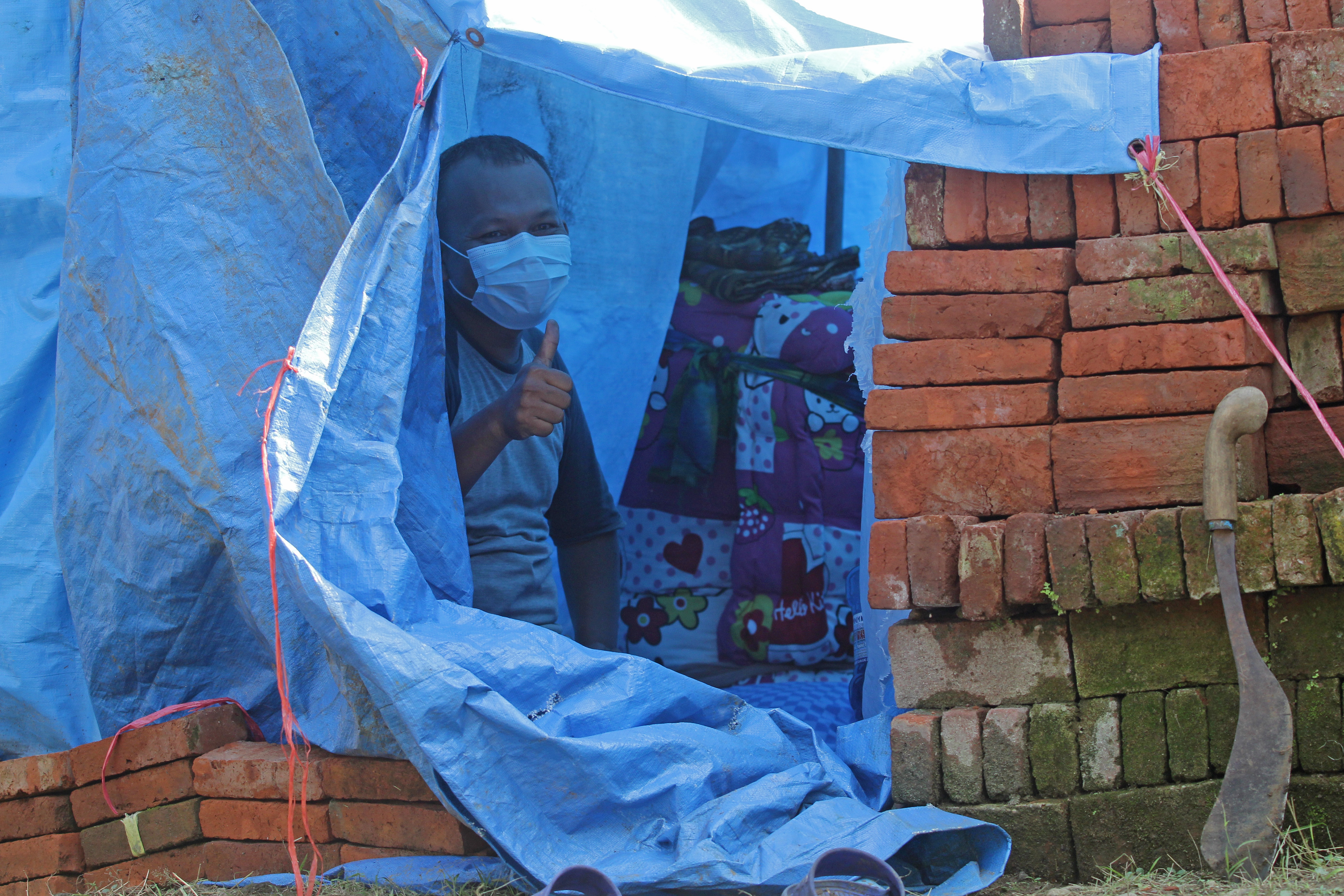 Ilustrasi isolasi mandiri dengan mendirikan terpal