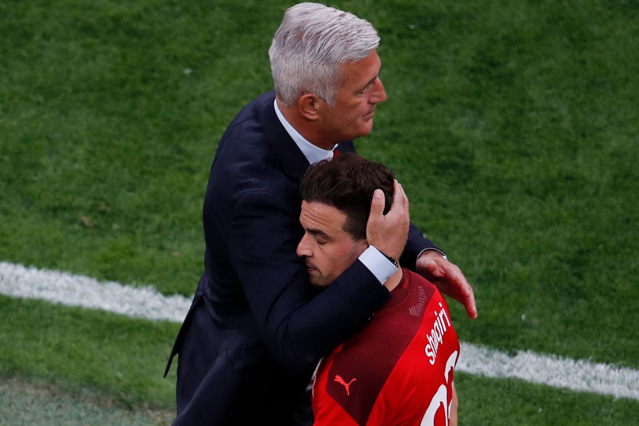Pelatih Swiss Vladimir Petkovic (kiri) memeluk gelandang Swiss Xherdan Shaqiri.