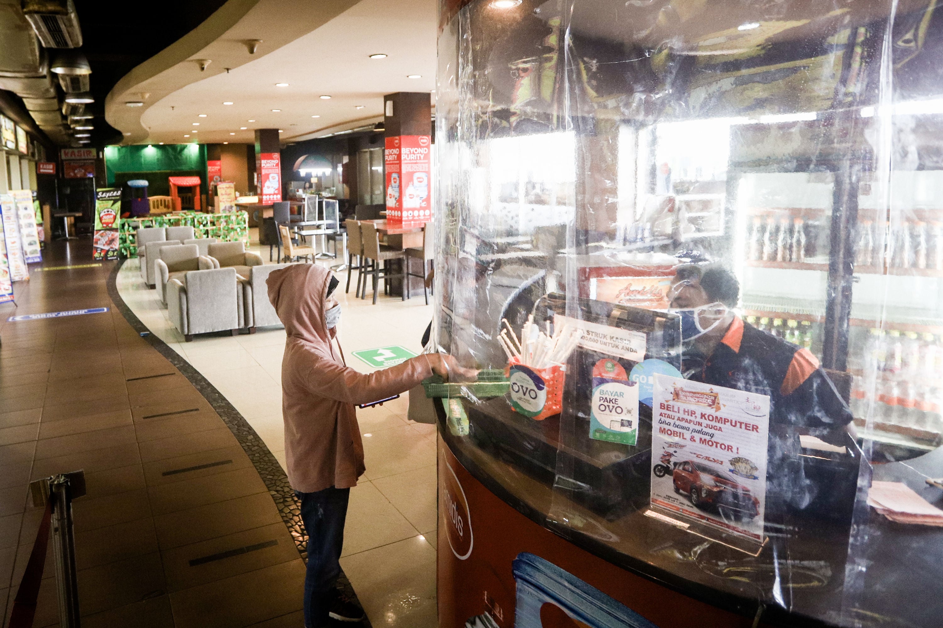 Seorang konsumen membayar di kasir sebuah restoran di mal Bekasi Cyber Park, Jawa Barat.
