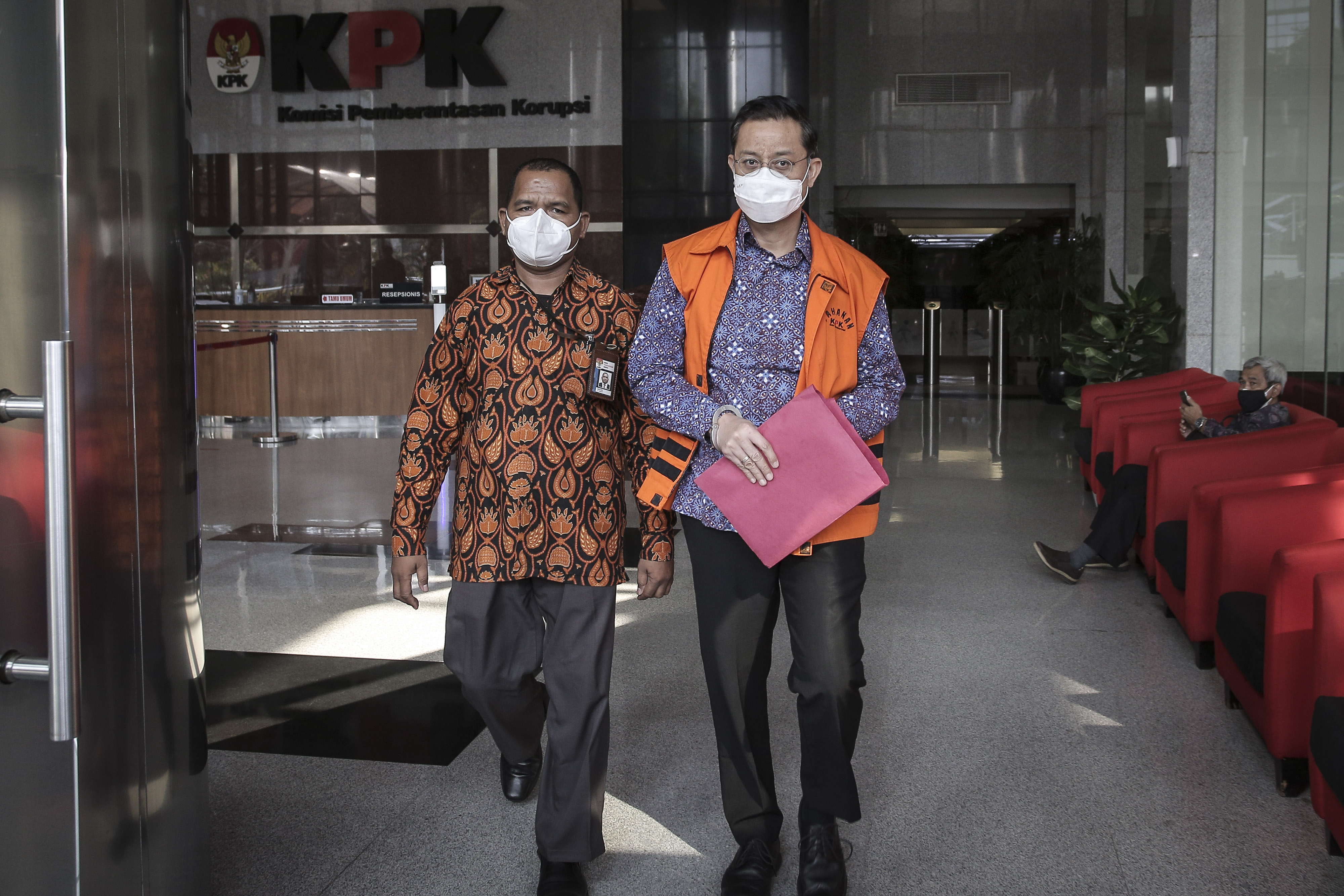 Terdakwa Juliari Batubara seusai menjalani sidang pembacaan tuntutan kasus korupsi bansos.