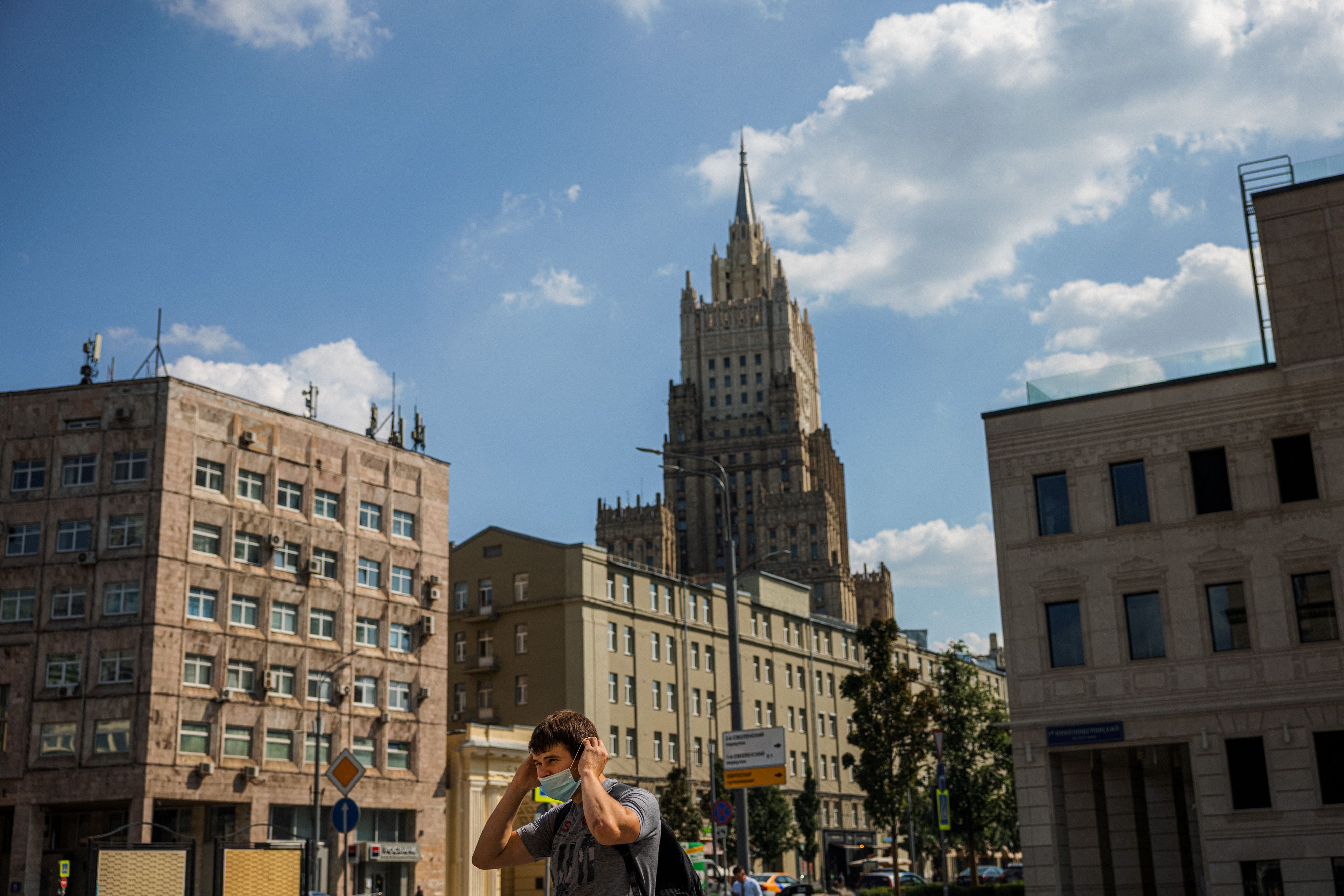 Seorang pria melintas di jalanan di Moskow, Rusia, Jumat (16/7).