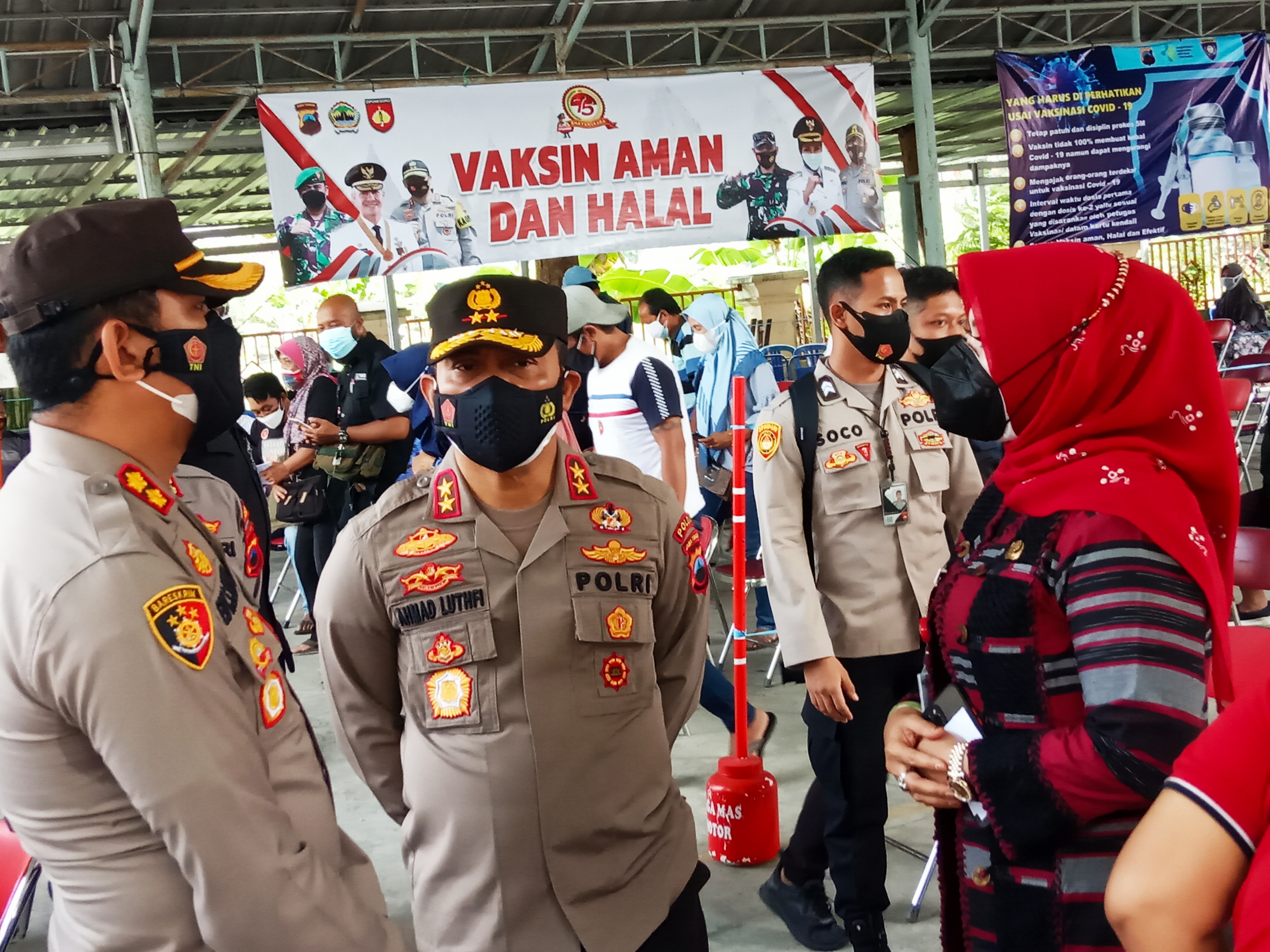 Kapolda Jateng  Irjen Ahmad Luthfi (tengah) saat melakukan pantauan vaksinasi massal di Polres Klaten. 