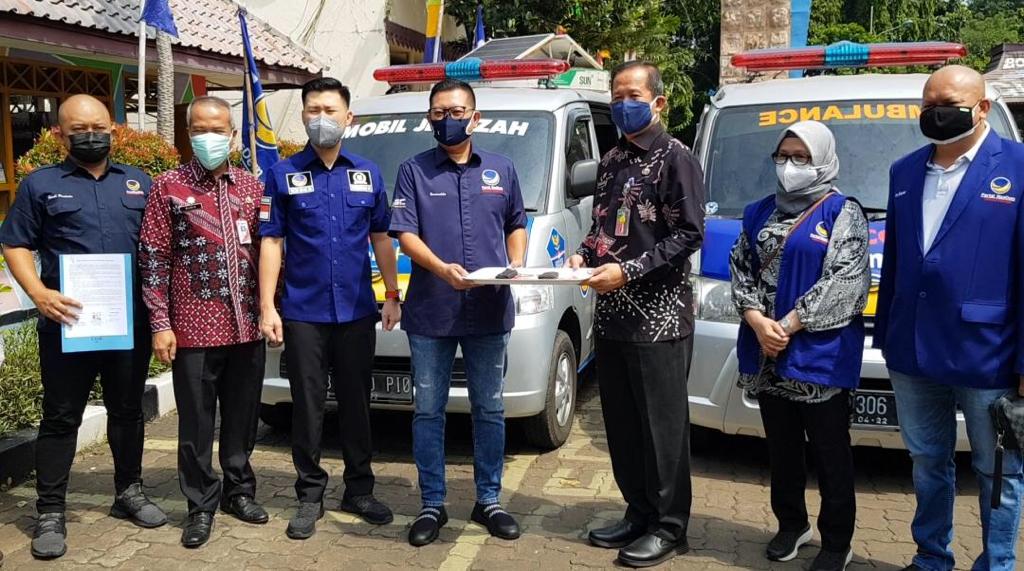 Penyerahan bantuan ambulans dan mobil jenazah kepada Wali Kota Jakarta Utara Maulana Hakim (ketiga dari kanan)