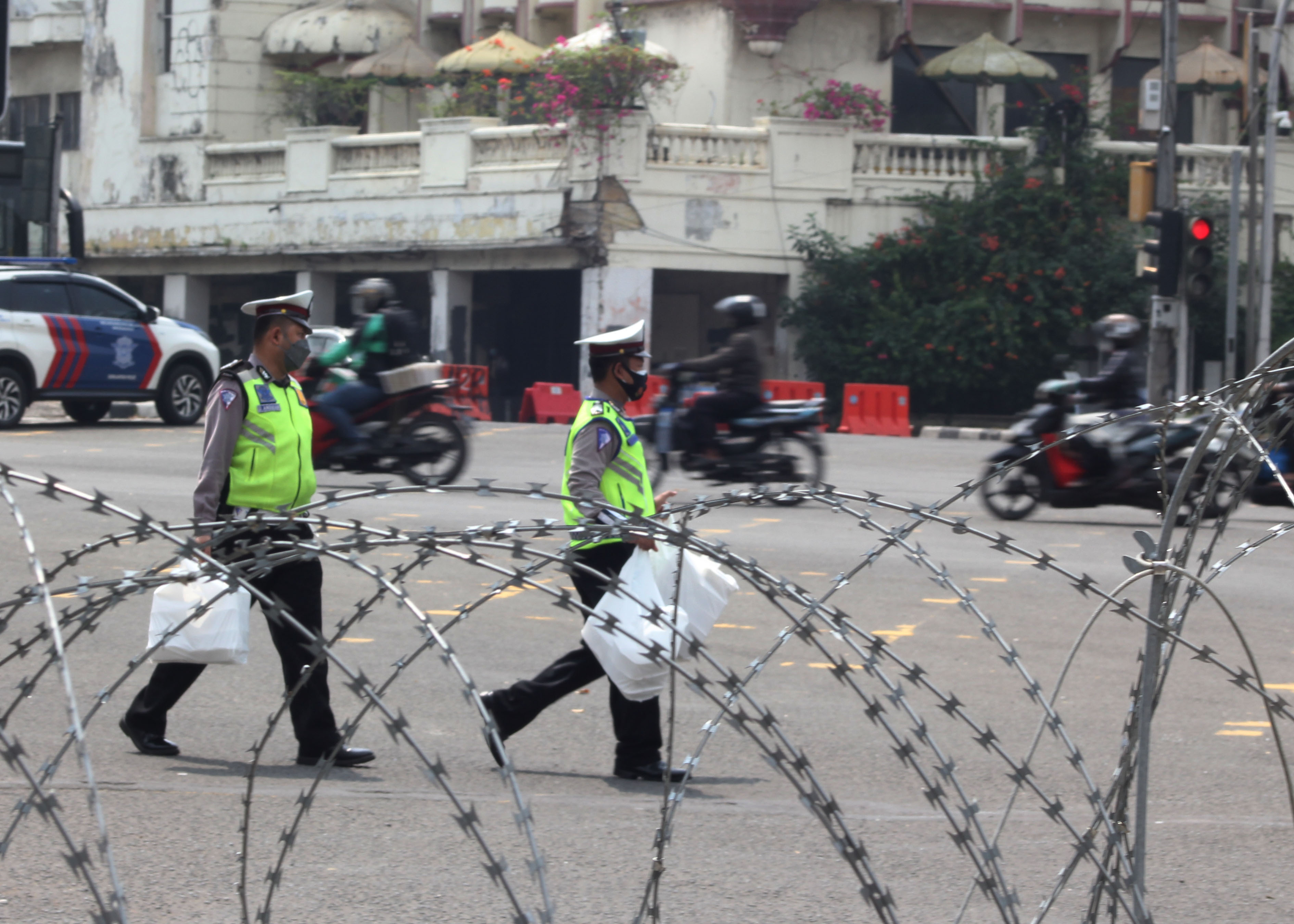 Pagar kawat berduri terpasang untuk mengalihkan arus kendaraan di tengah ancaman demonstrasi.
