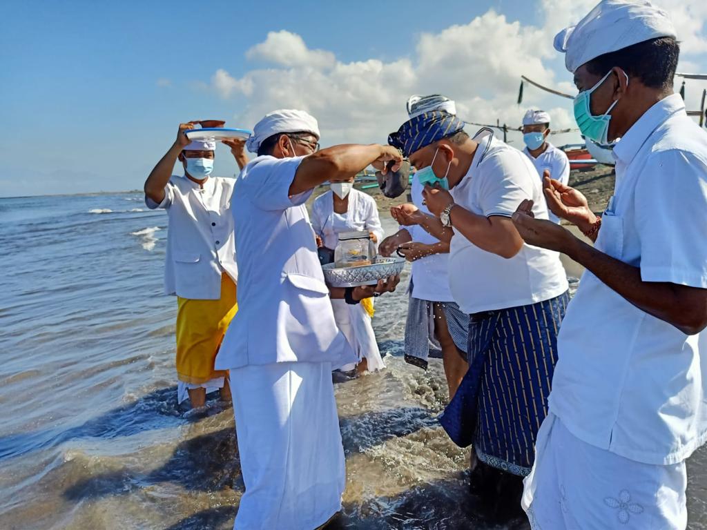 Pemkab Jembrana menggelar upacara mulang pekelem di pantai Pura Segara Pengambengan agar wabah Covid-19 lenyap.