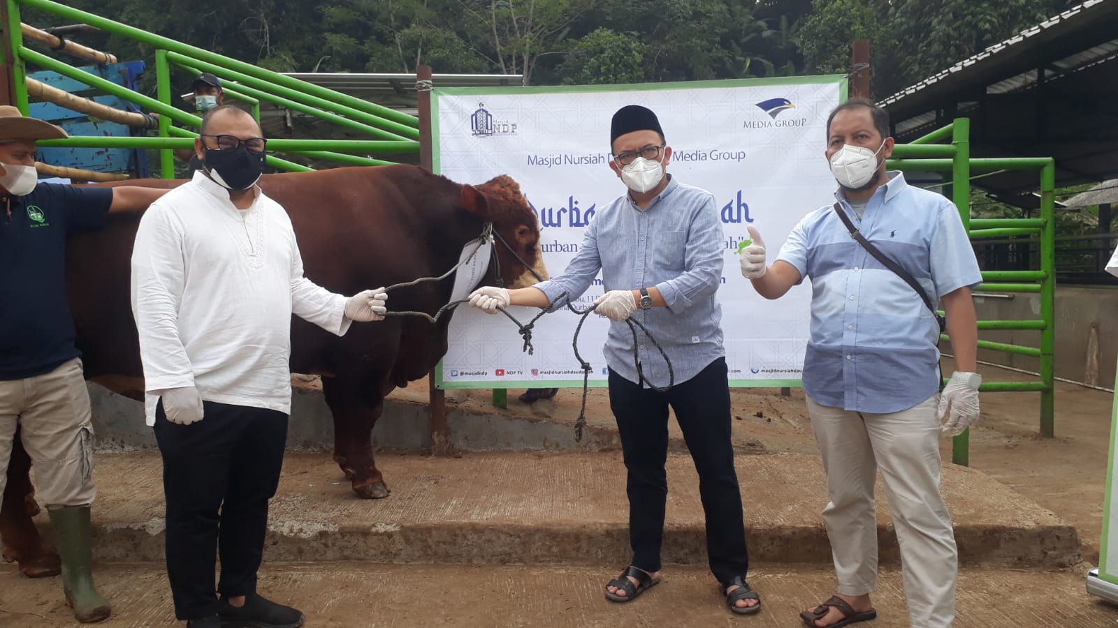 CEo Media Group M. Mirdal Akib menyerahkan hewan kurban kepada Ketua DKM Nursiah Daud Paloh Ade Alawi