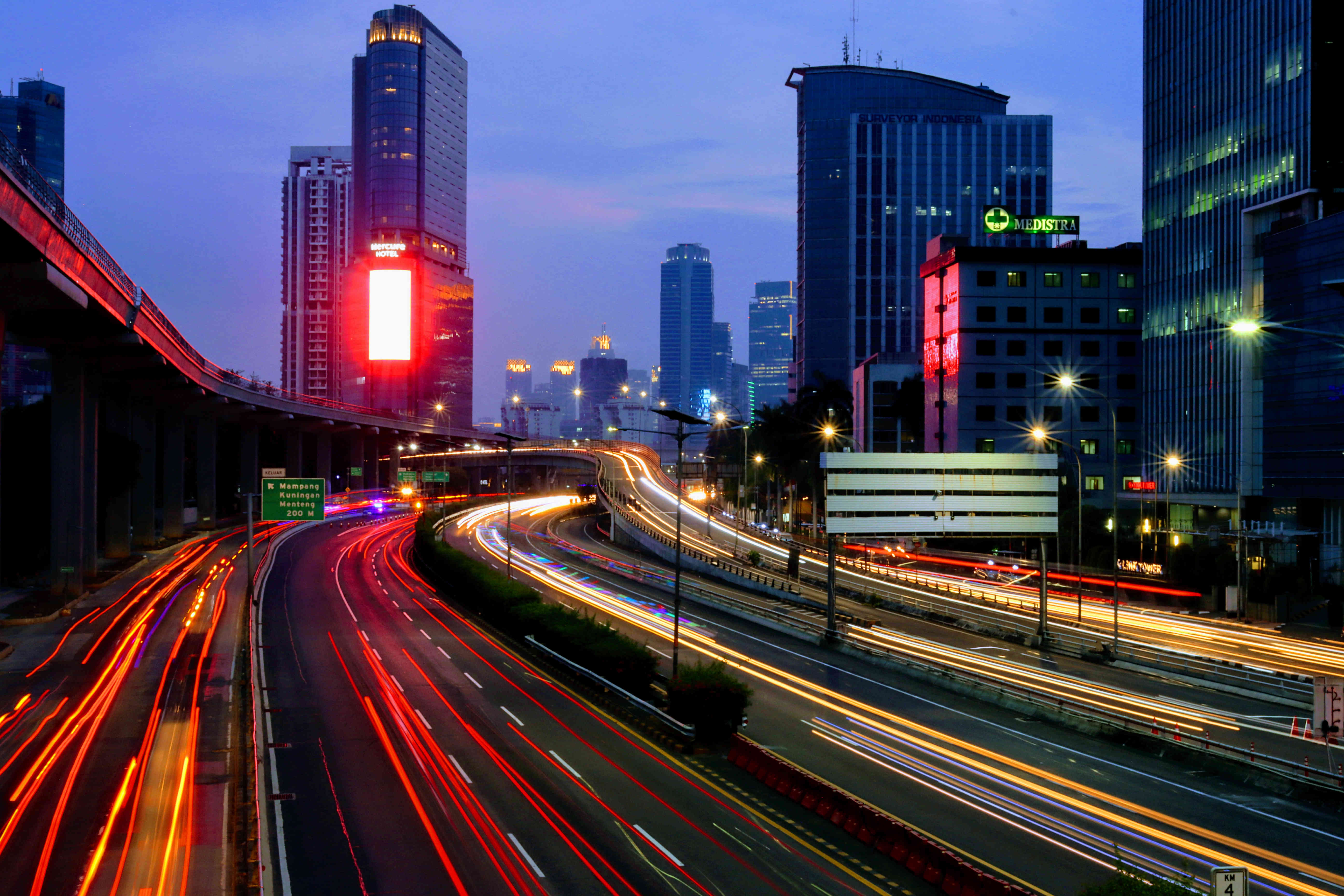 Ilustrasi: Suasana lalu lintas di jalan Gatot Subroto, Jakarta