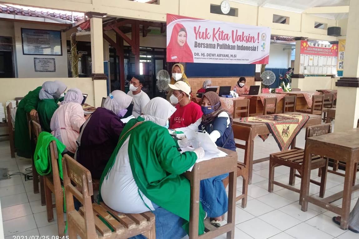 Suasana vaksinasi di Balai Desa Suradadi, Kecamatan Suradadi, Kabupaten Tegal, Jateng.