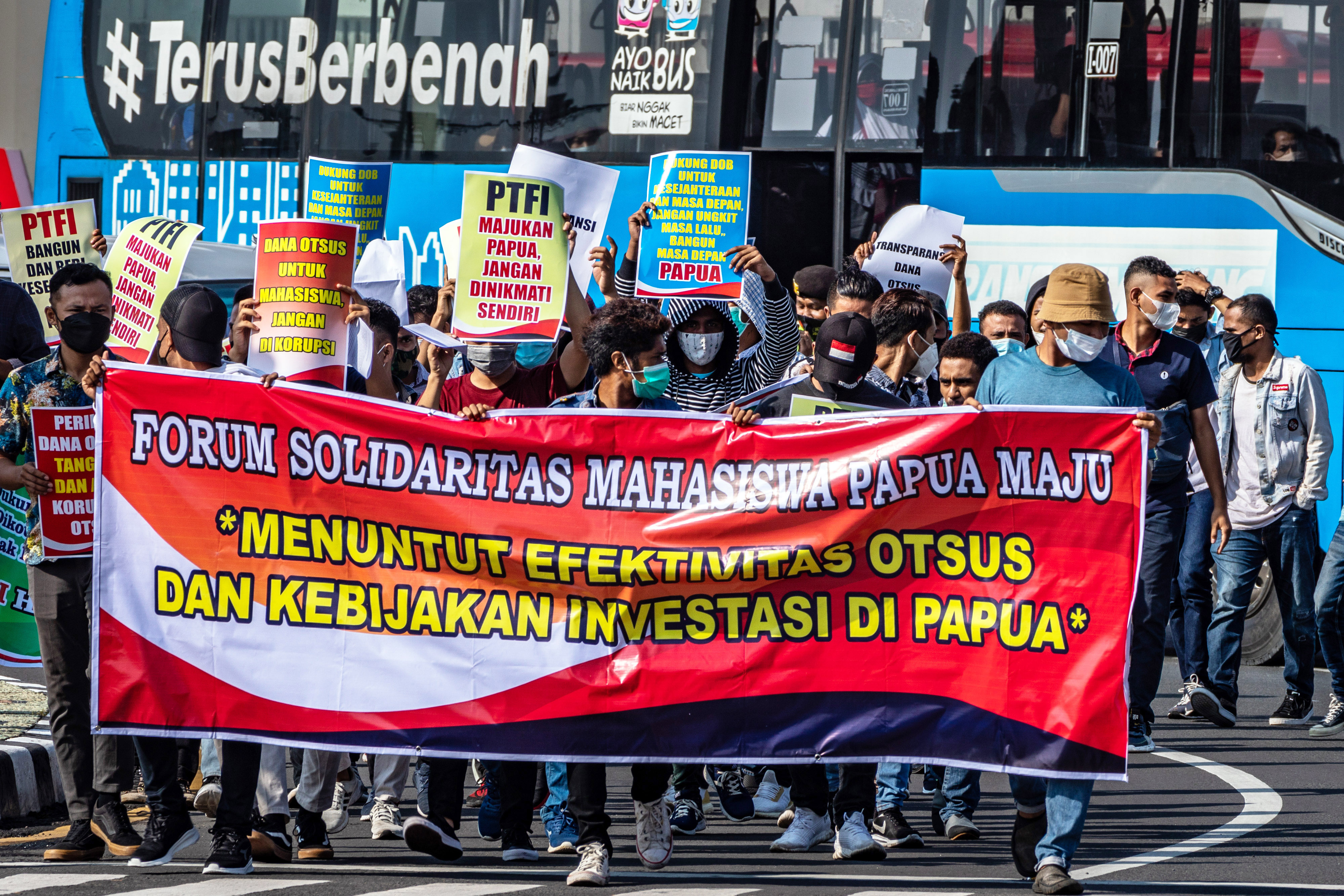 Sejumlah mahasiswa melakukan aksi protes terkait efektivitas penggunaan dana Otsus Papua.