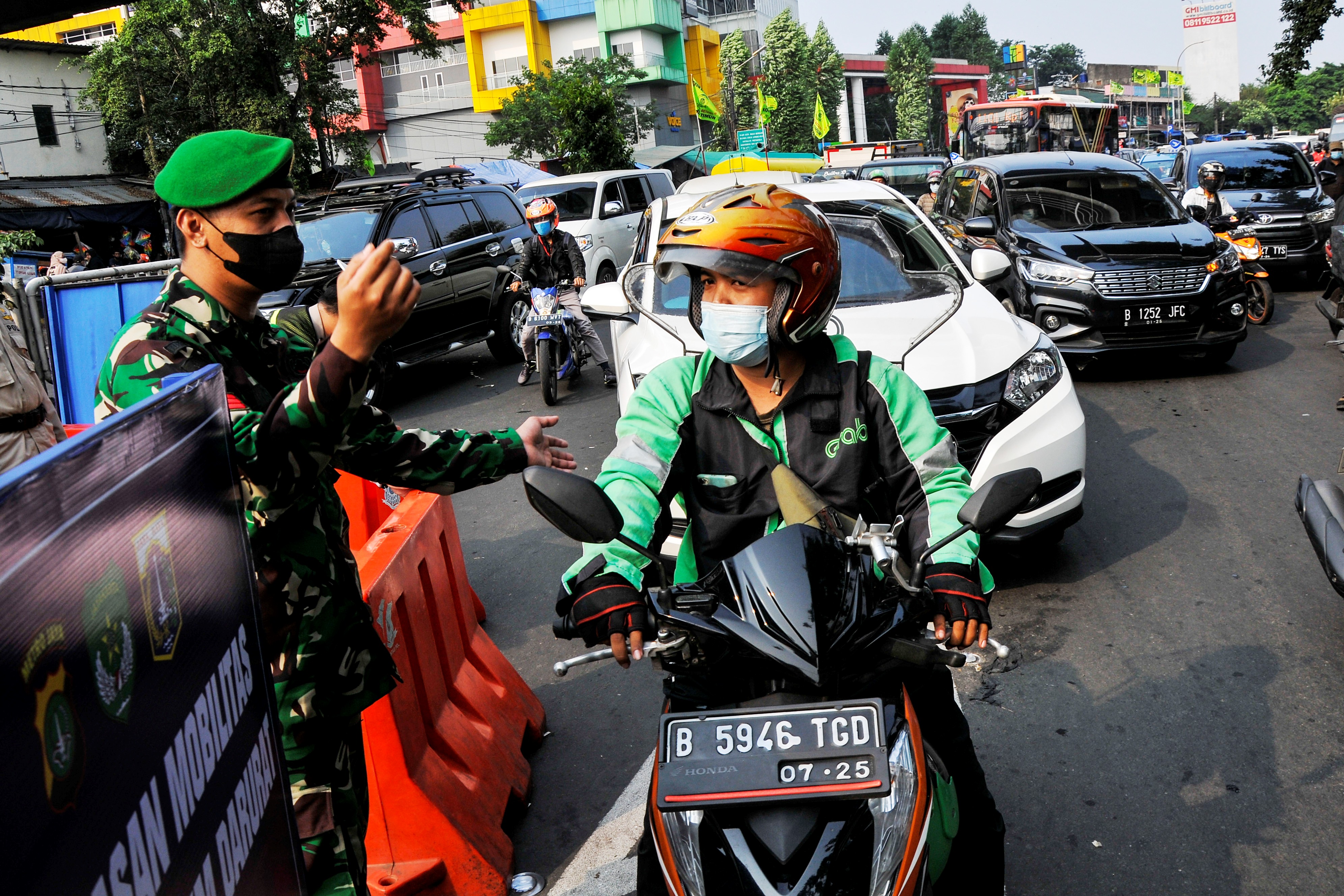 Ojek online sangat terdampak PPKM Darurat. 