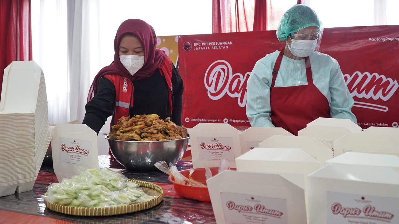 Ketua DPC PDIP Jaksel Yuke Yurike (kiri) di dapur umum PDIP