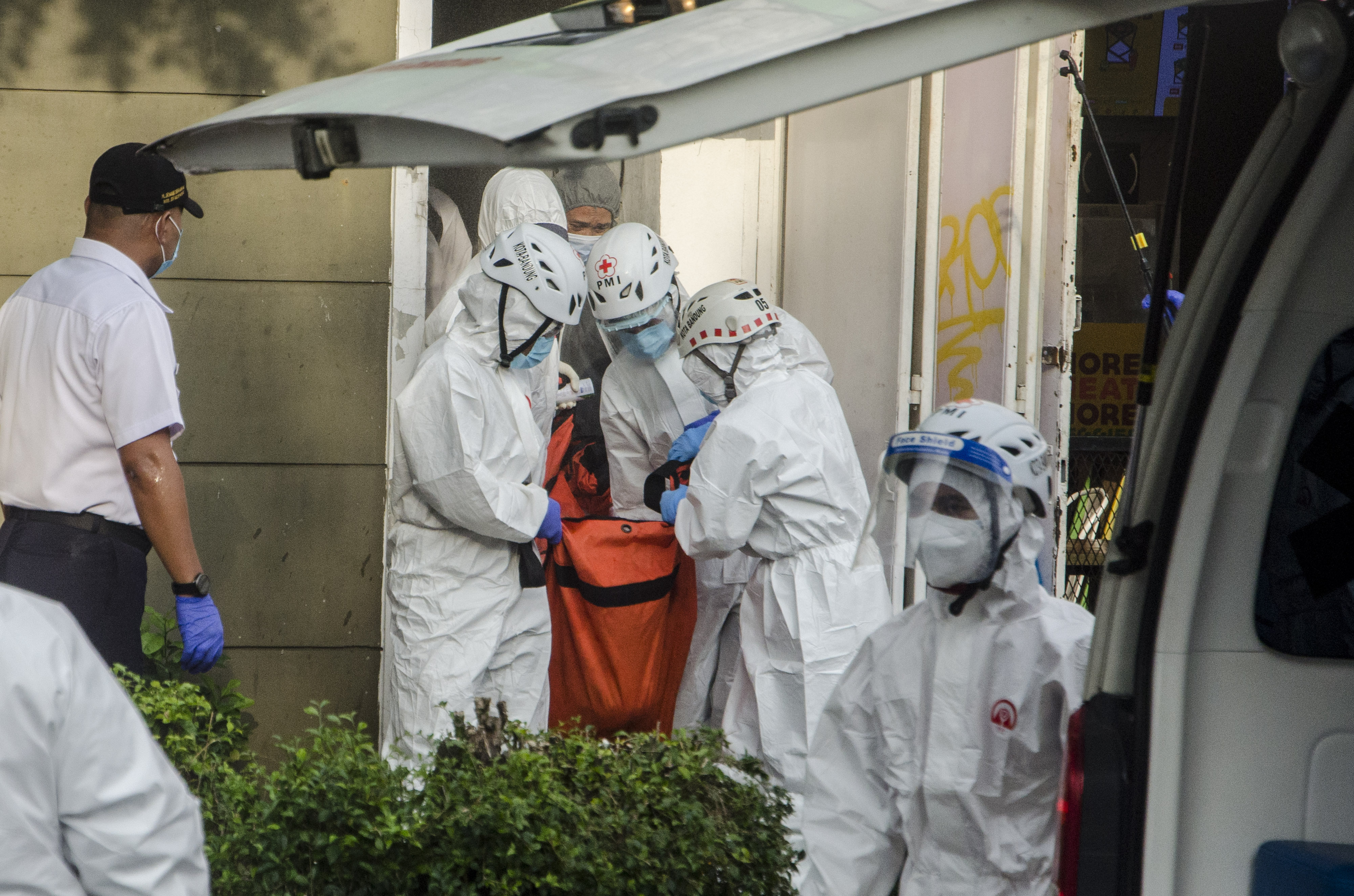 Jokowi: Terima Kasih Tenaga Kesehatan dan Relawan