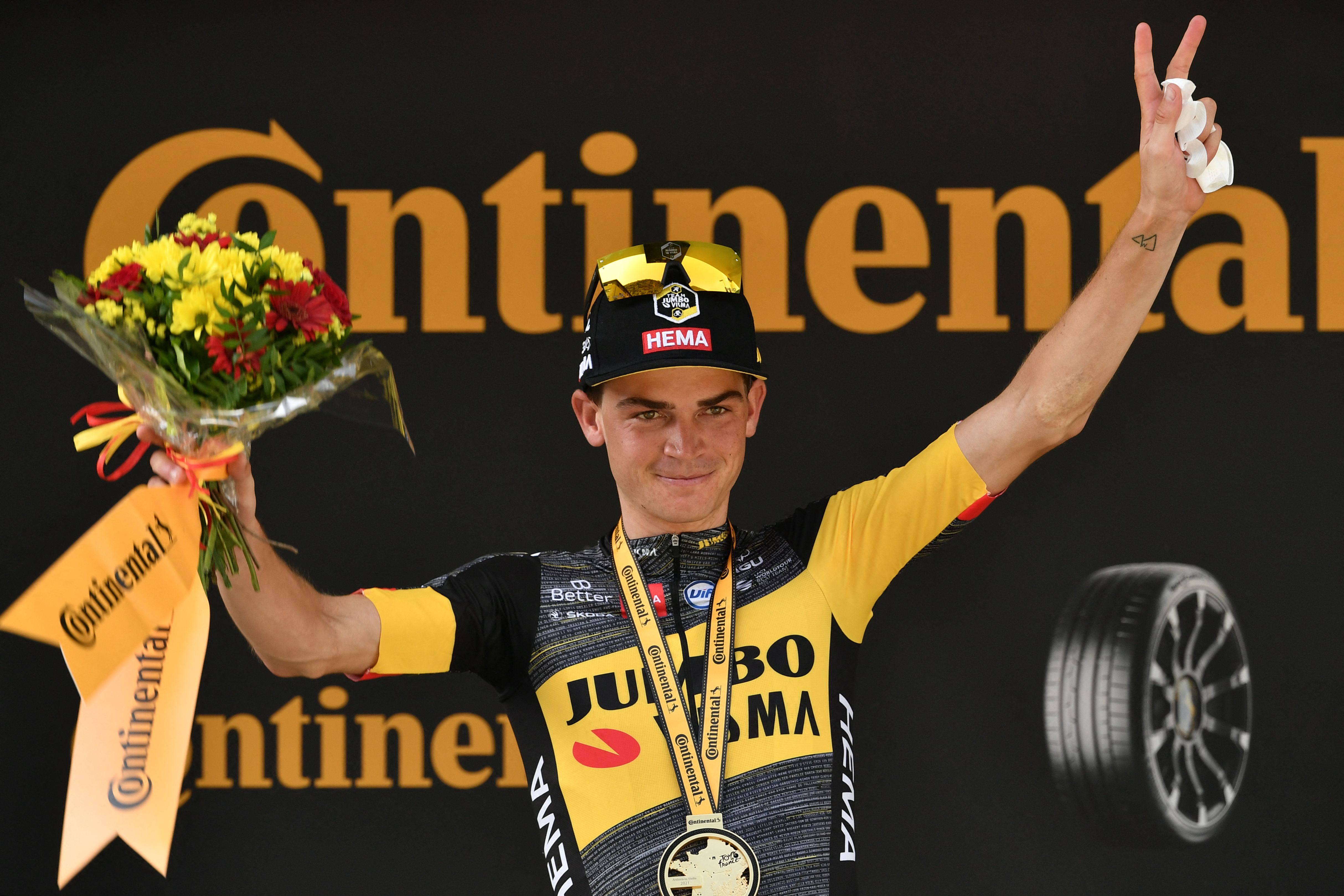 Pembalap AS dari tim Jumbo Visma, Sepp Kuss, merayakankemenangan setelah menjuarai etape ke-15 Tour de France pada Minggu (11/7).