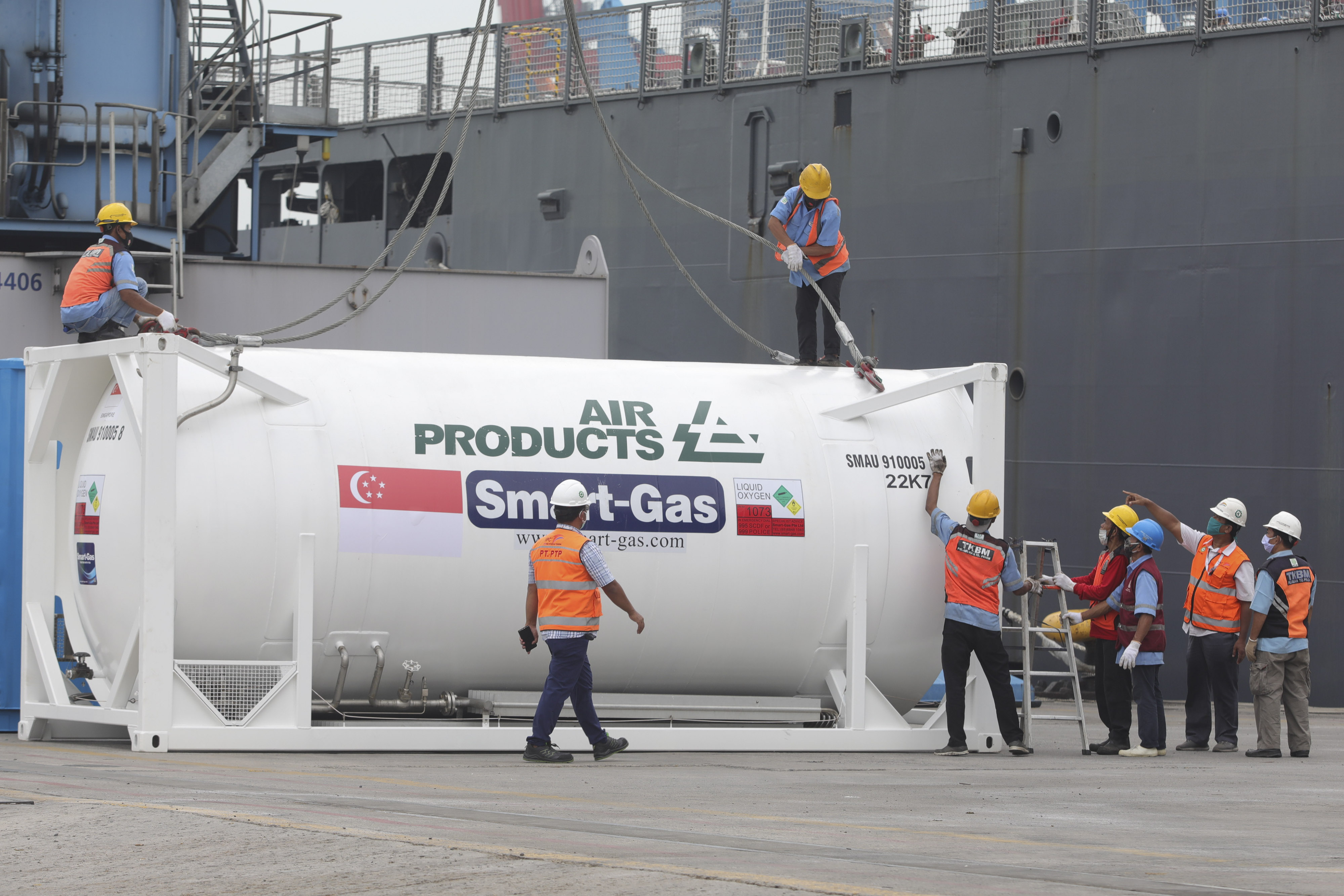 Petugas menurunkan 'Oxygen Cylinders' yang merupakan bantuan dari Singapura di Pelabuhan Tanjung Priok.