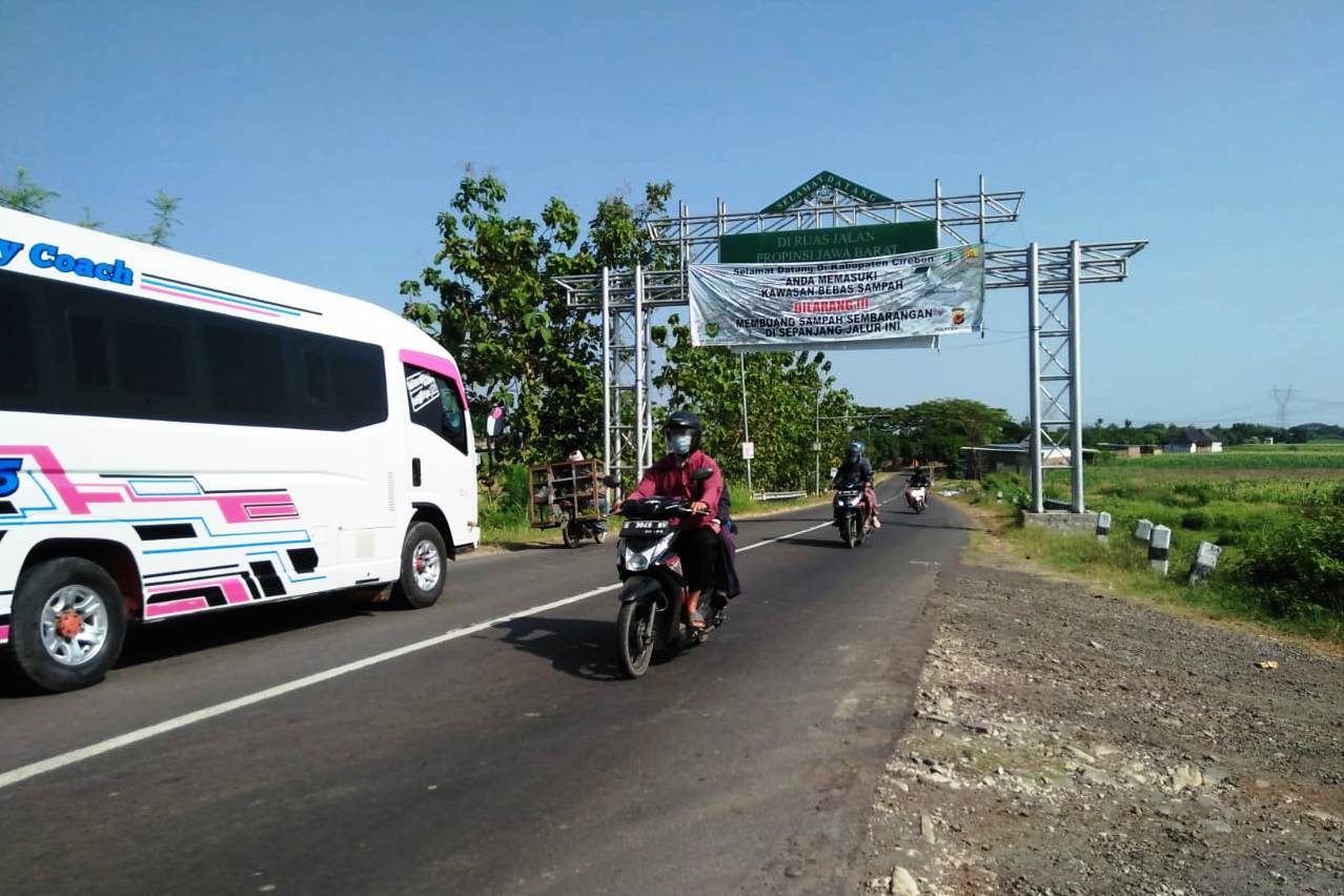 Kendaraan travel dari arah Jateng menuju Jabar di ruas Jl. alternatif Desa Bojongsari, Kecamatan Losari, Kabupaten Brebes. 